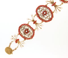 Bracelet manchette artisanal en corail, or jaune 14 carats, diamants et perles