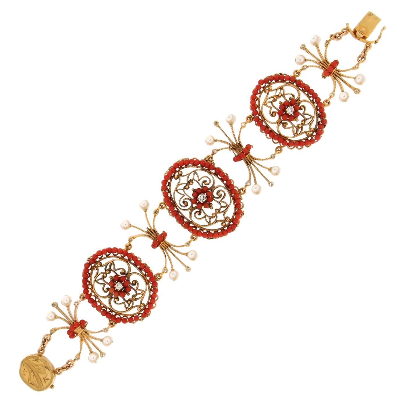 Bracelet manchette artisanal en corail, or jaune 14 carats, diamants et perles