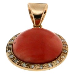 Collier pendentif artisanal en corail et or jaune 14 carats avec diamants