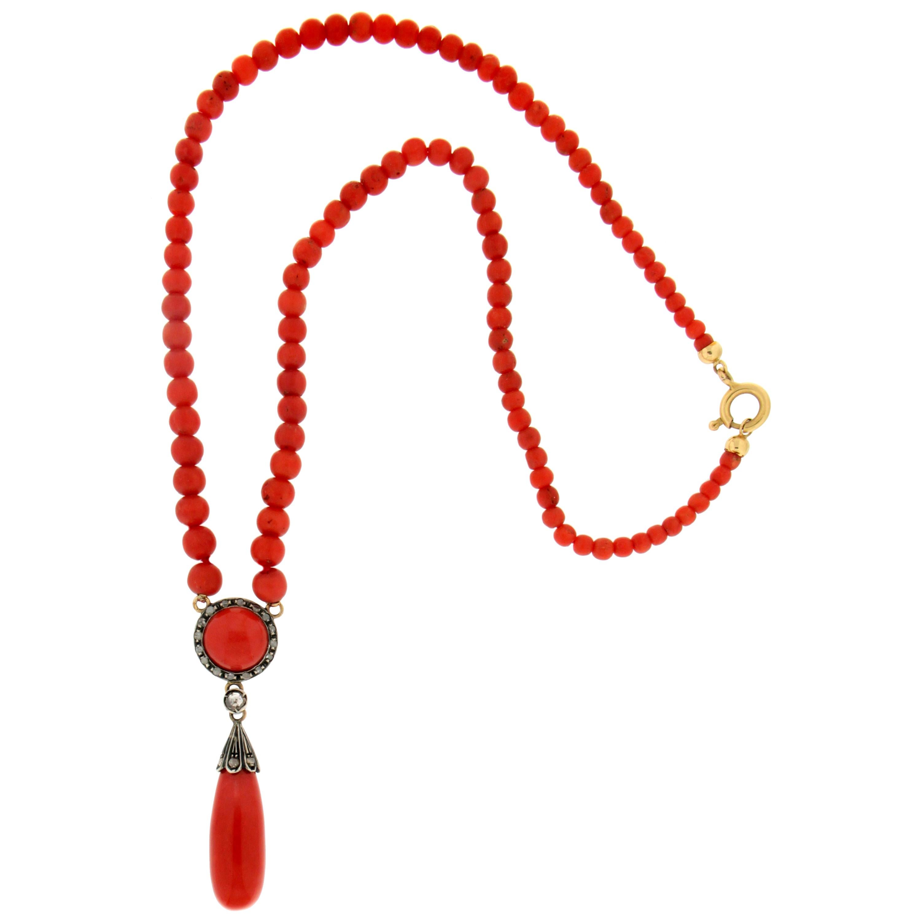 Collier pendentif artisanal en corail et or jaune 14 carats avec diamants