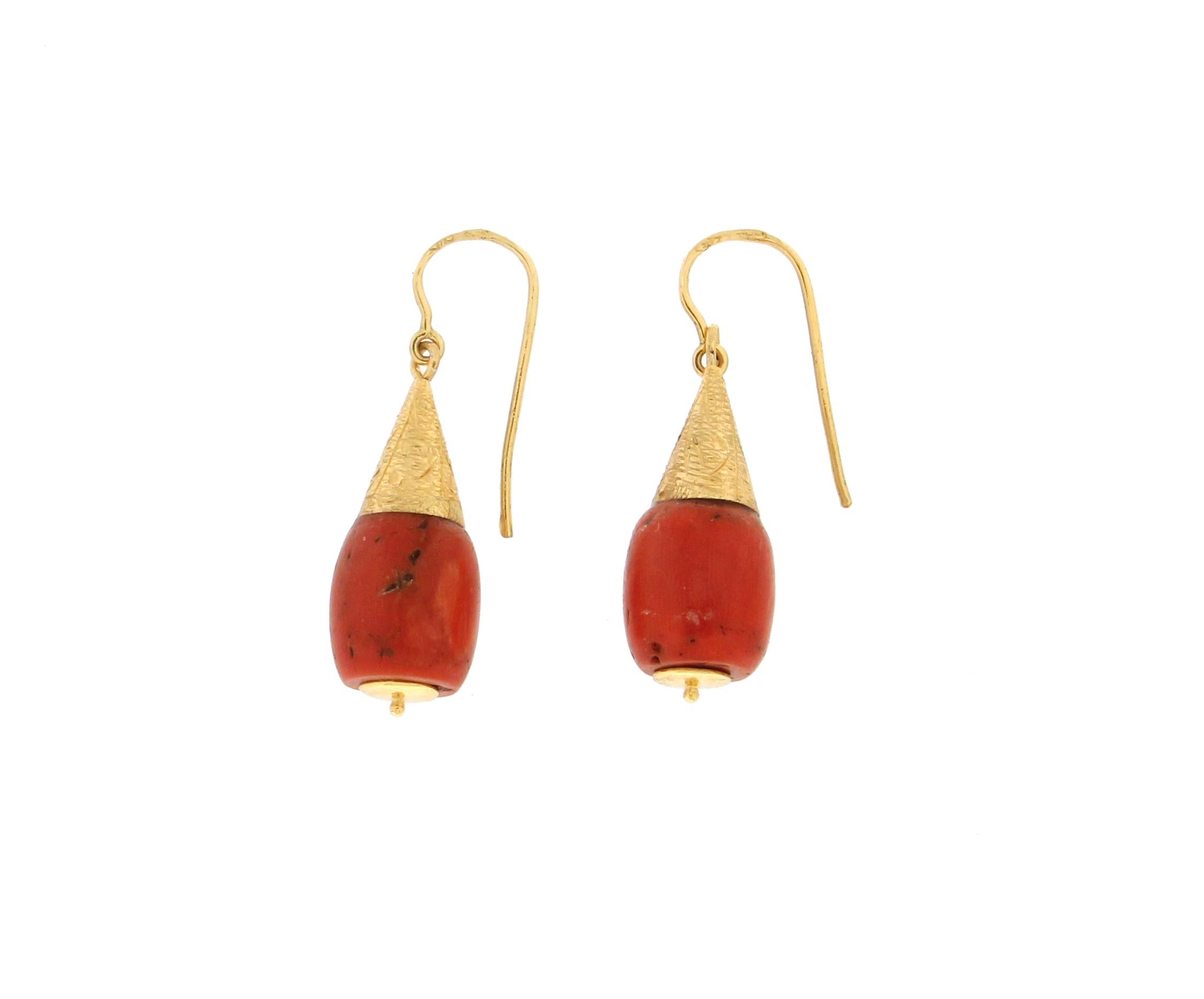 Handgefertigte Korallen-Tropfen-Ohrringe aus 14 Karat Gelbgold (Kunsthandwerker*in) im Angebot