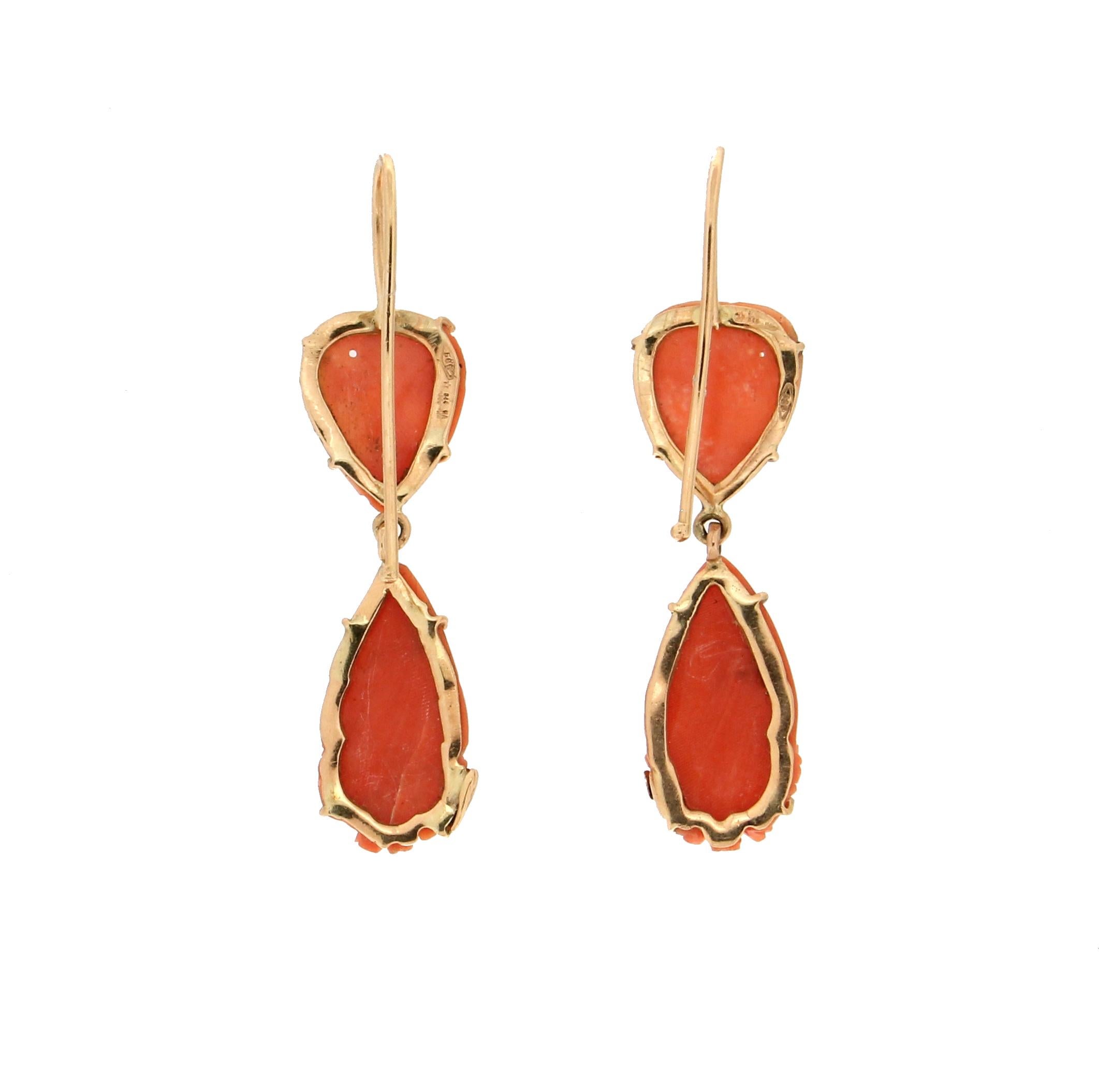 Taille mixte Boucles d'oreilles pendantes en or jaune 14 carats et corail Handcraft en vente