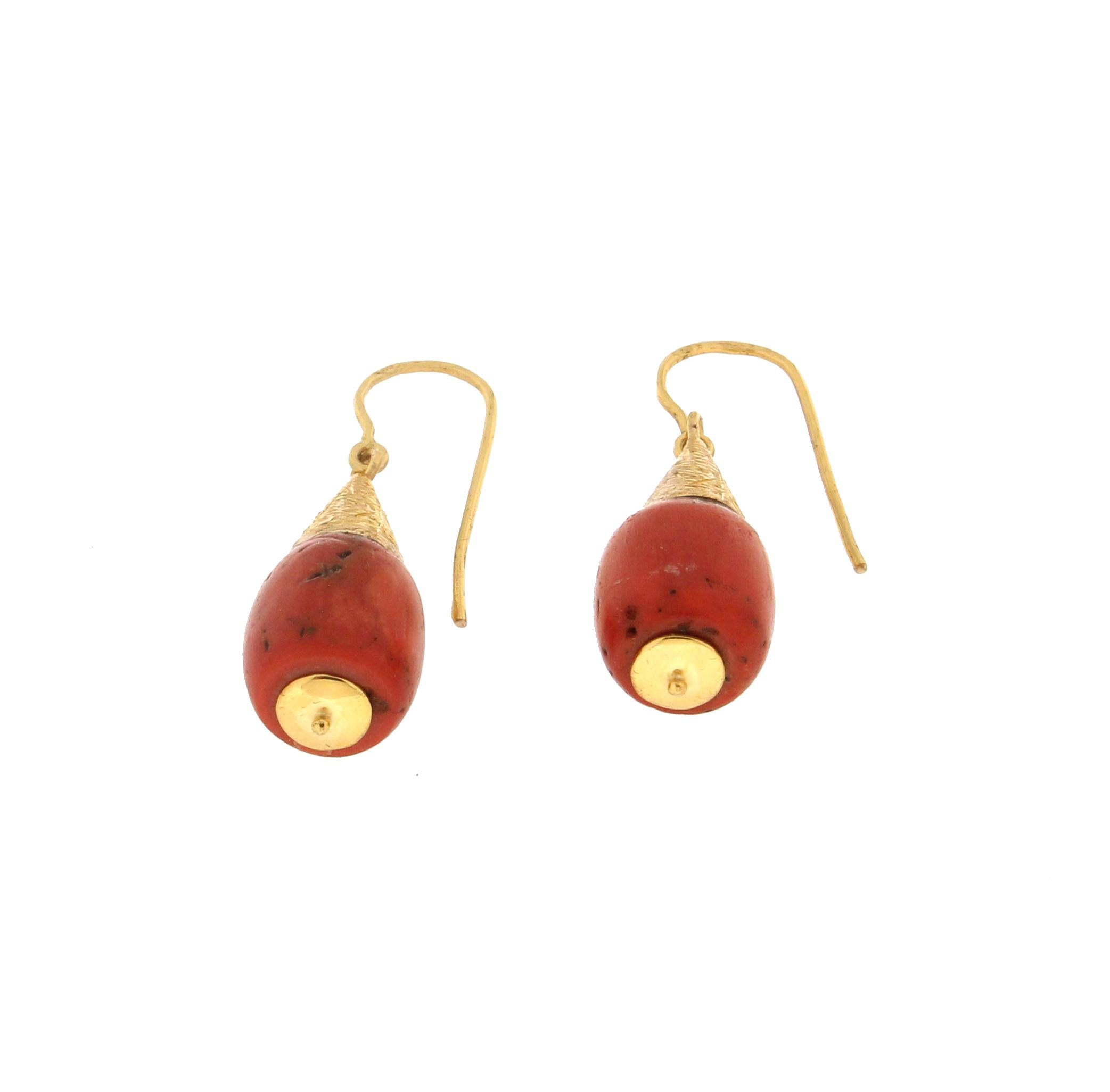 Handgefertigte Korallen-Tropfen-Ohrringe aus 14 Karat Gelbgold (Gemischter Schliff) im Angebot