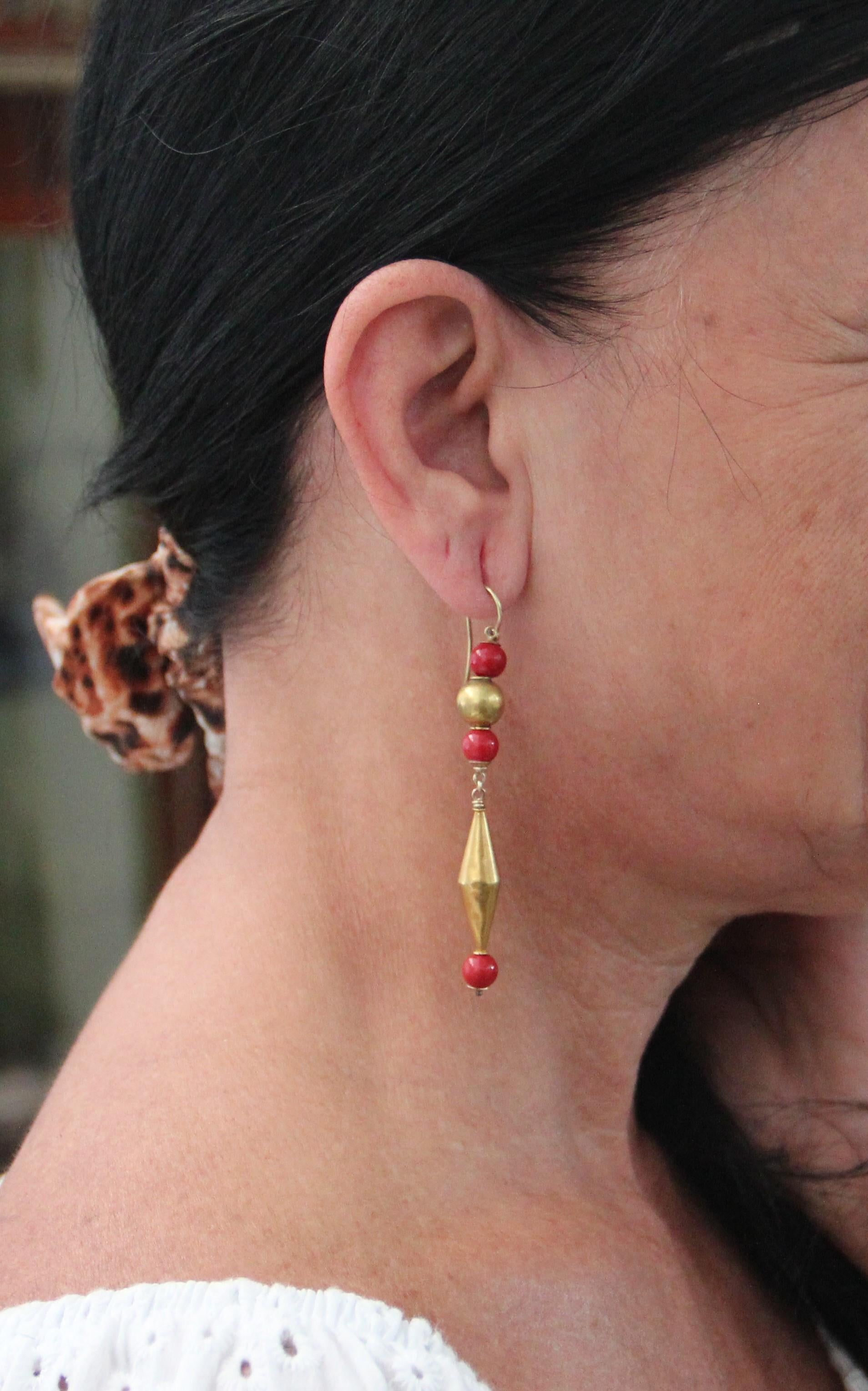 Handcraft Coral 14 Karat Yellow Gold Drop Earrings In New Condition For Sale In Marcianise, IT