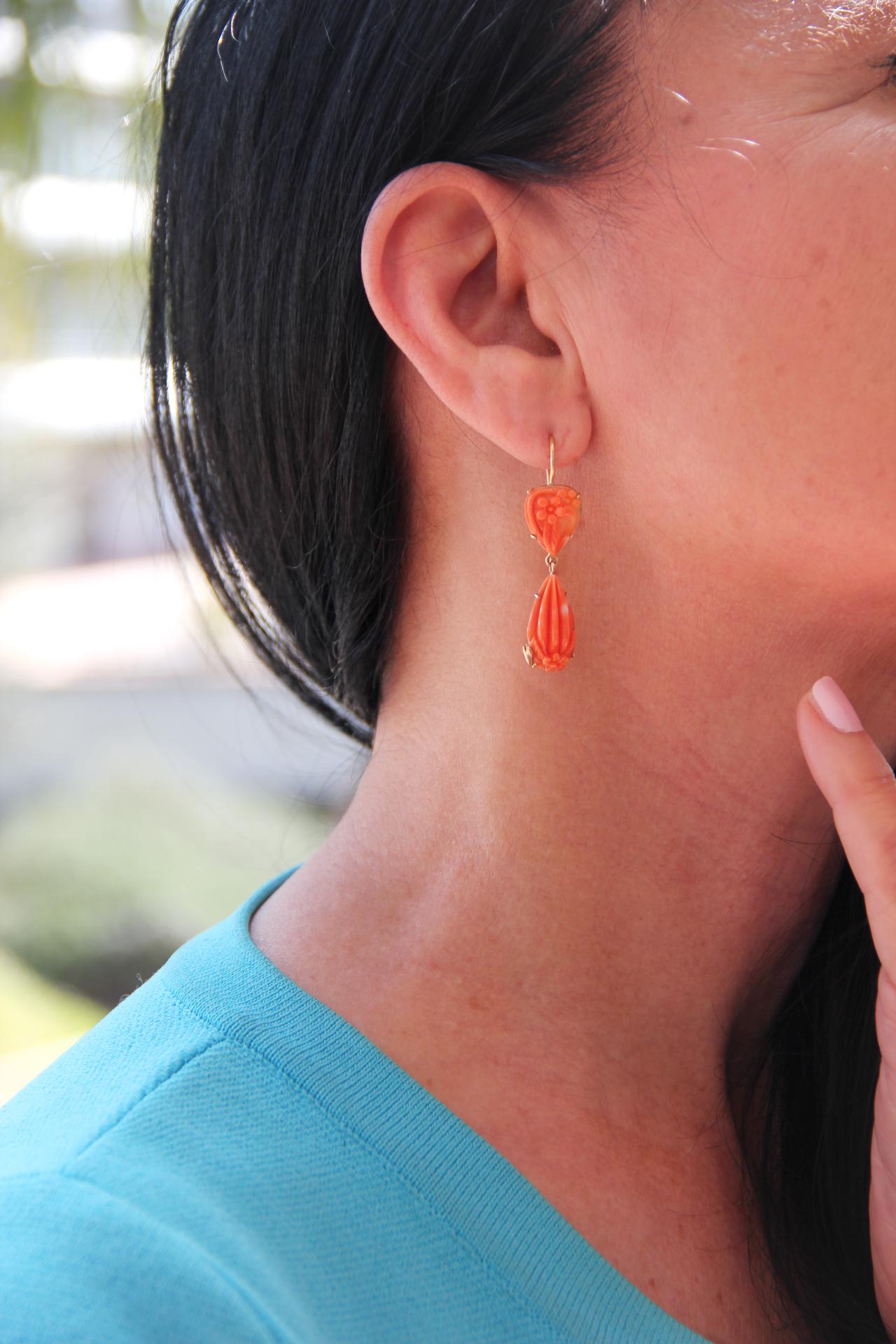 Boucles d'oreilles pendantes en or jaune 14 carats et corail Handcraft en vente 1