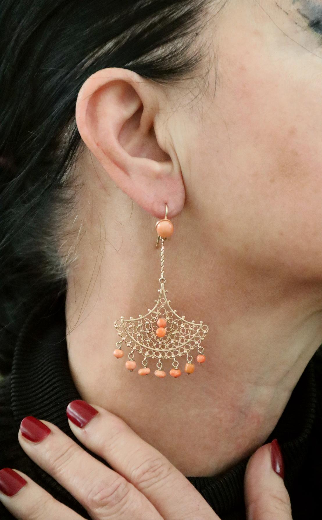 Boucles d'oreilles en goutte en or jaune 14 carats et corail, fabrication artisanale en vente 1