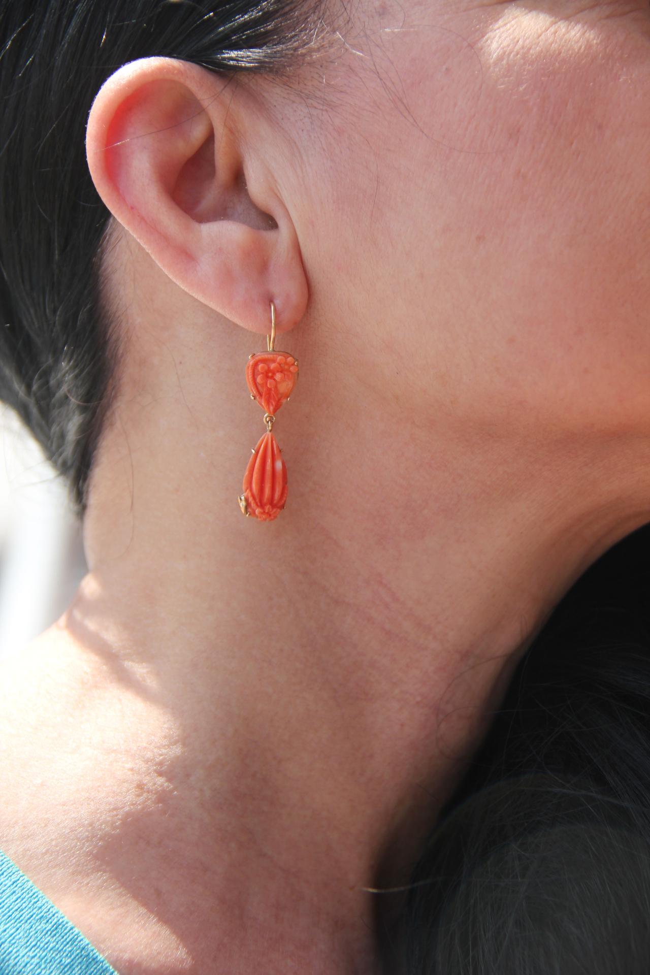 Boucles d'oreilles pendantes en or jaune 14 carats et corail Handcraft en vente 2