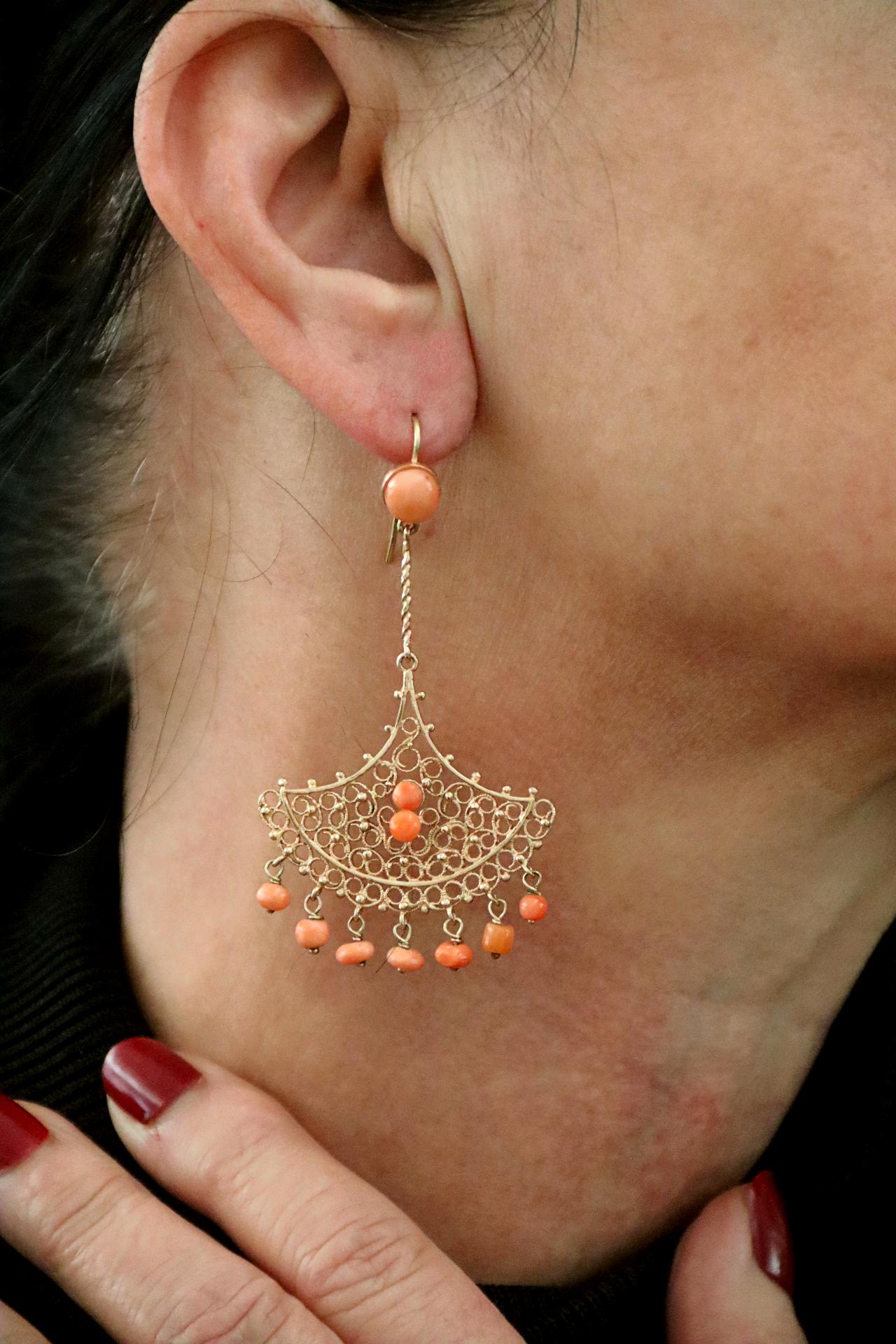 Boucles d'oreilles en goutte en or jaune 14 carats et corail, fabrication artisanale en vente 2