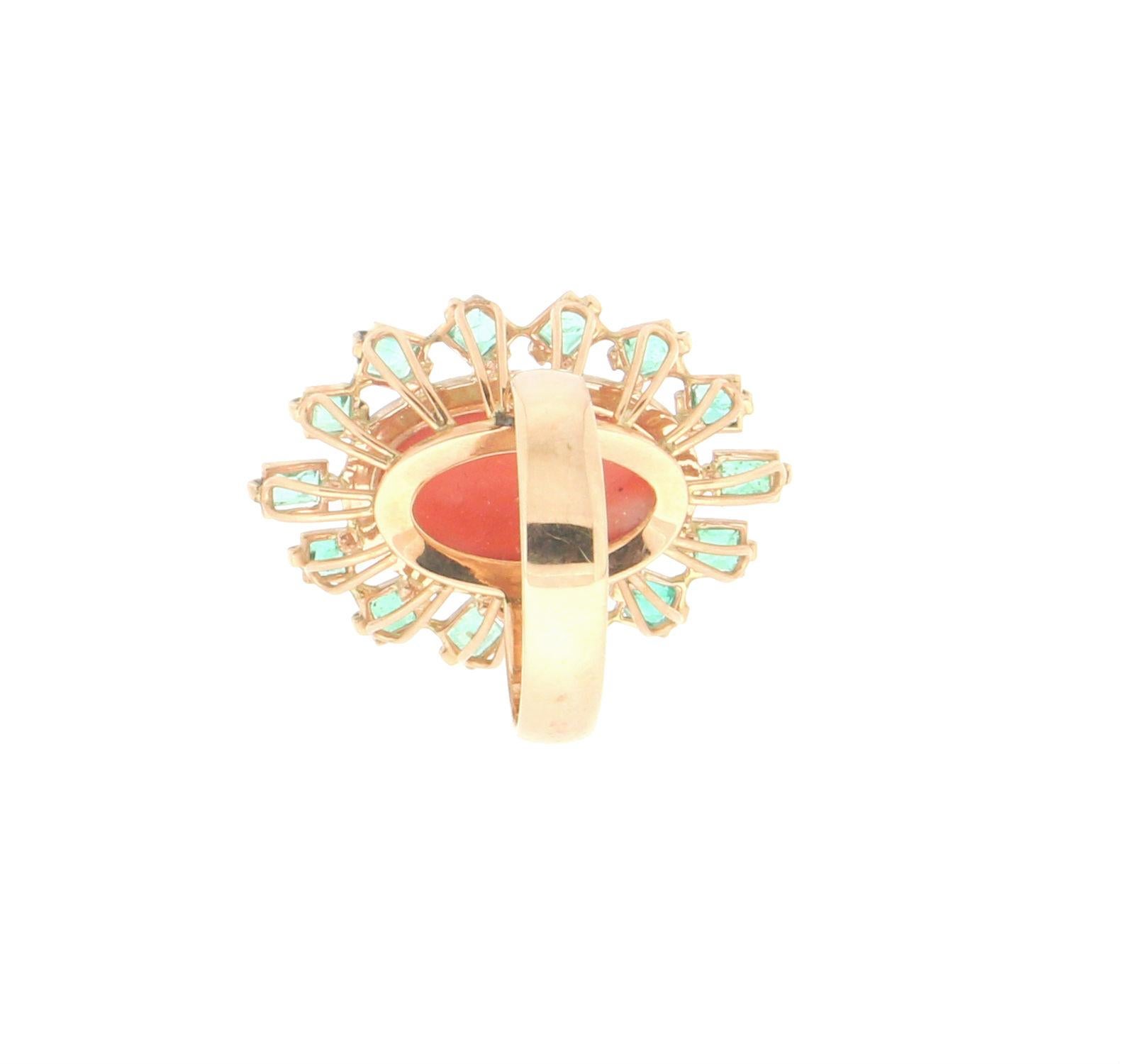 Handgefertigter Cocktailring aus 14 Karat Gelbgold mit Koralle und Smaragden für Damen oder Herren im Angebot