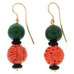 Boucles d'oreilles en goutte en corail, or jaune 14 carats, malachite et onyx, fabrication artisanale