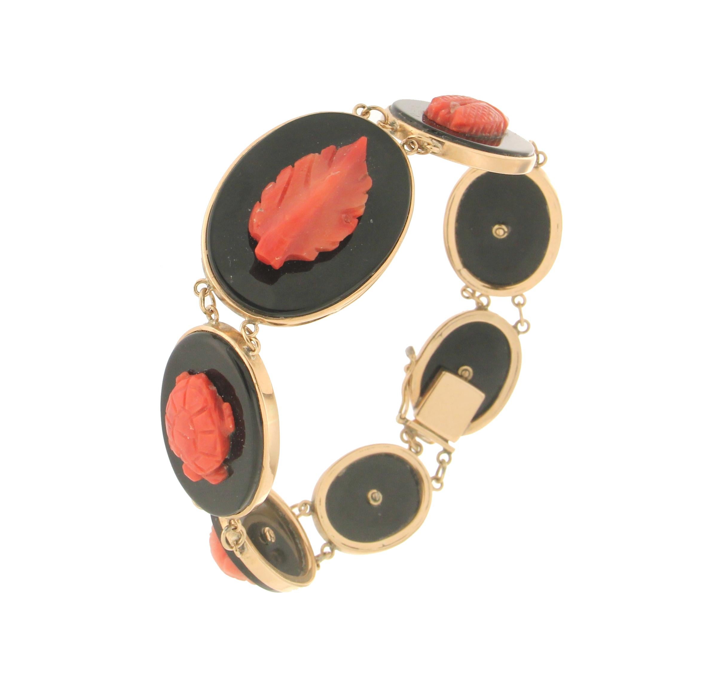 Handcraft Coral 14 Karat Yellow Gold Onyx Cuff Bracelet In New Condition For Sale In Marcianise, IT