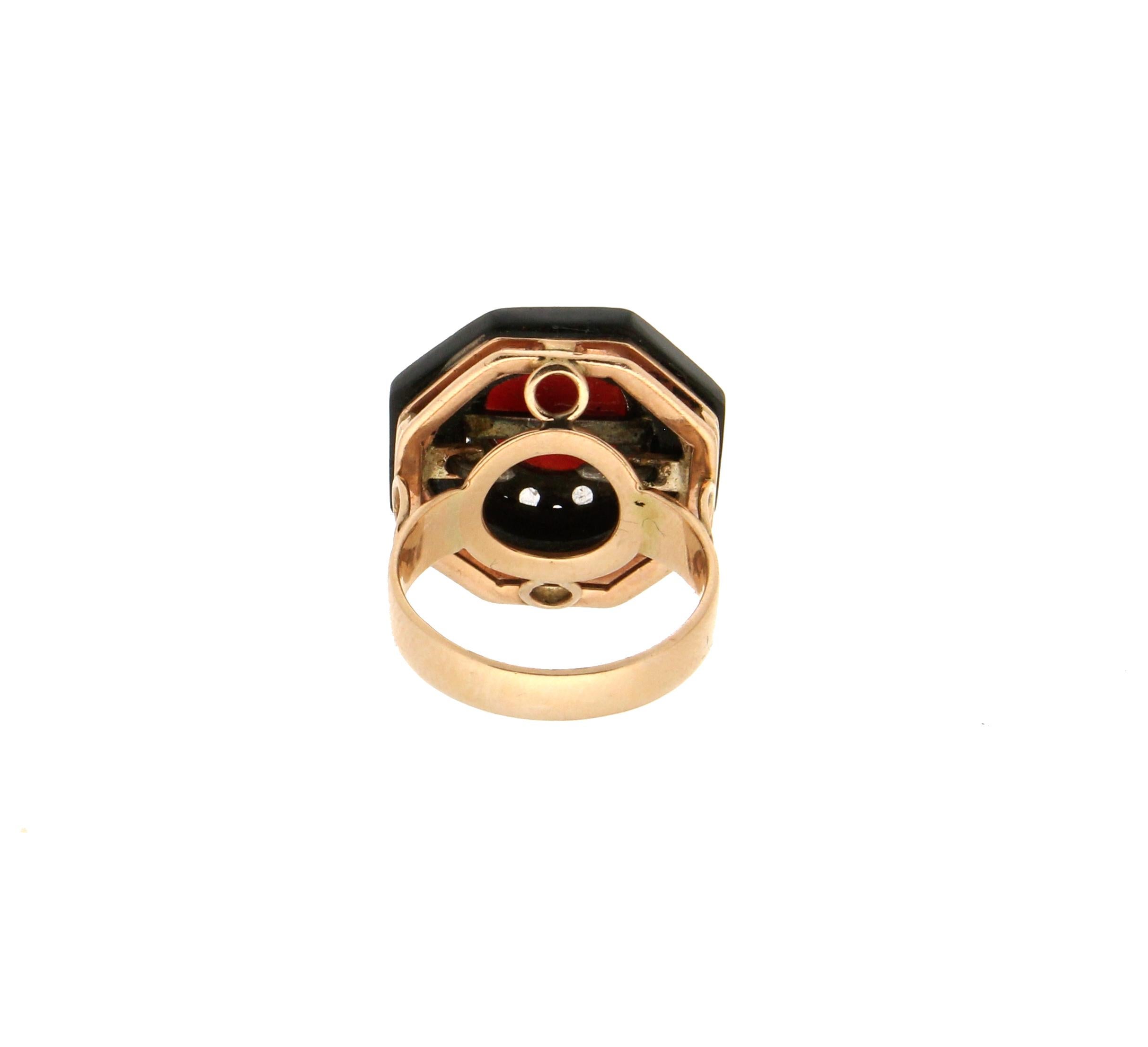Handcraft Coral 14 Karat Yellow Gold Onyx Diamonds Cocktail Ring In New Condition For Sale In Marcianise, IT