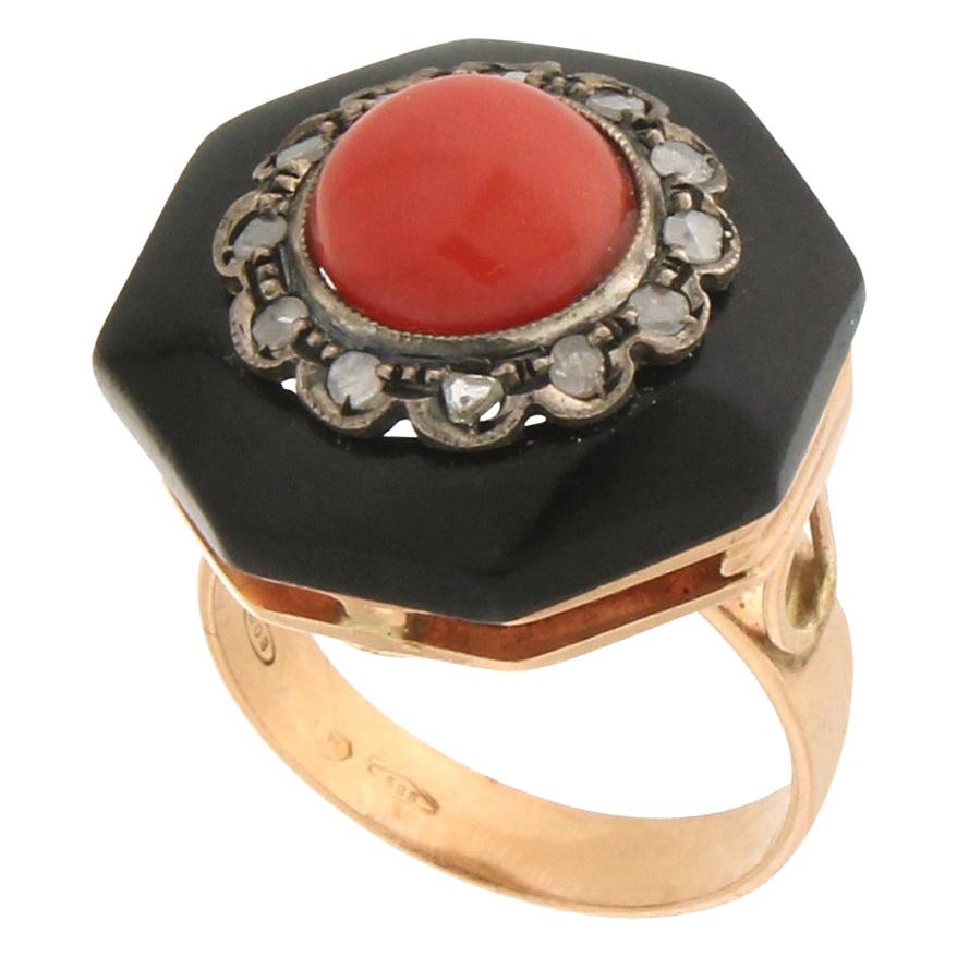 Anello da cocktail in corallo artigianale in oro giallo 14 carati con diamanti e onice