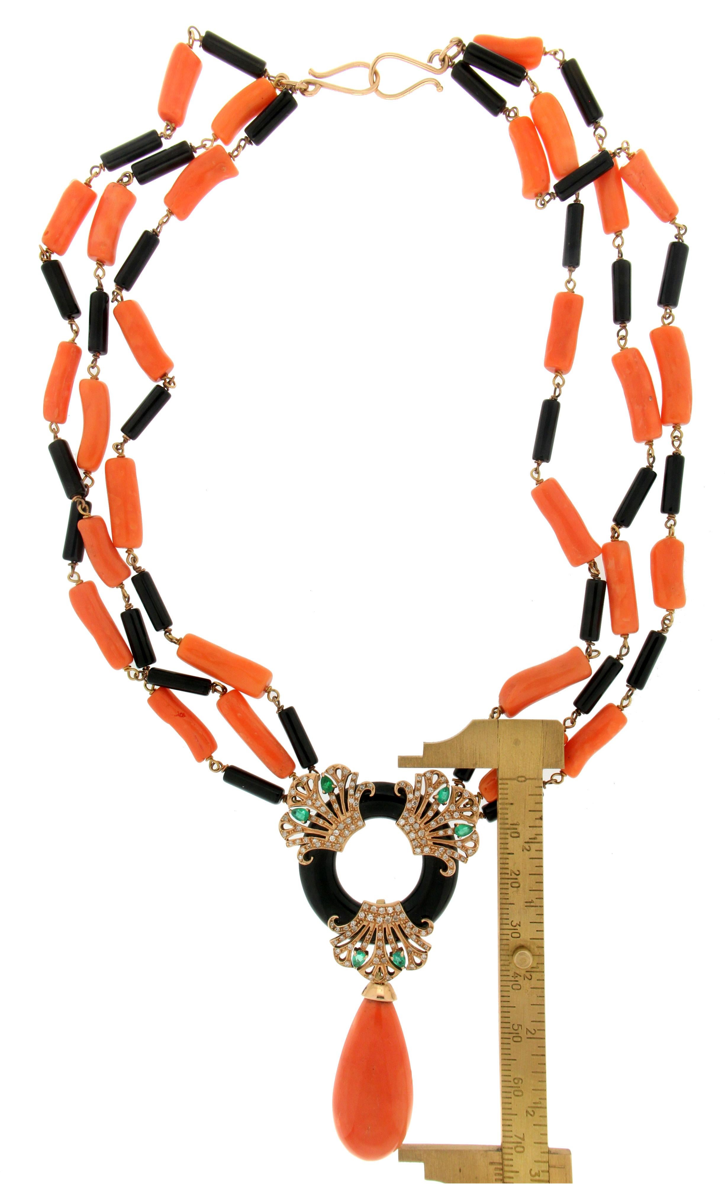 Handcraft Coral 14 Karat Yellow Gold Onyx Emerald Diamonds Drop Necklace In New Condition For Sale In Marcianise, IT
