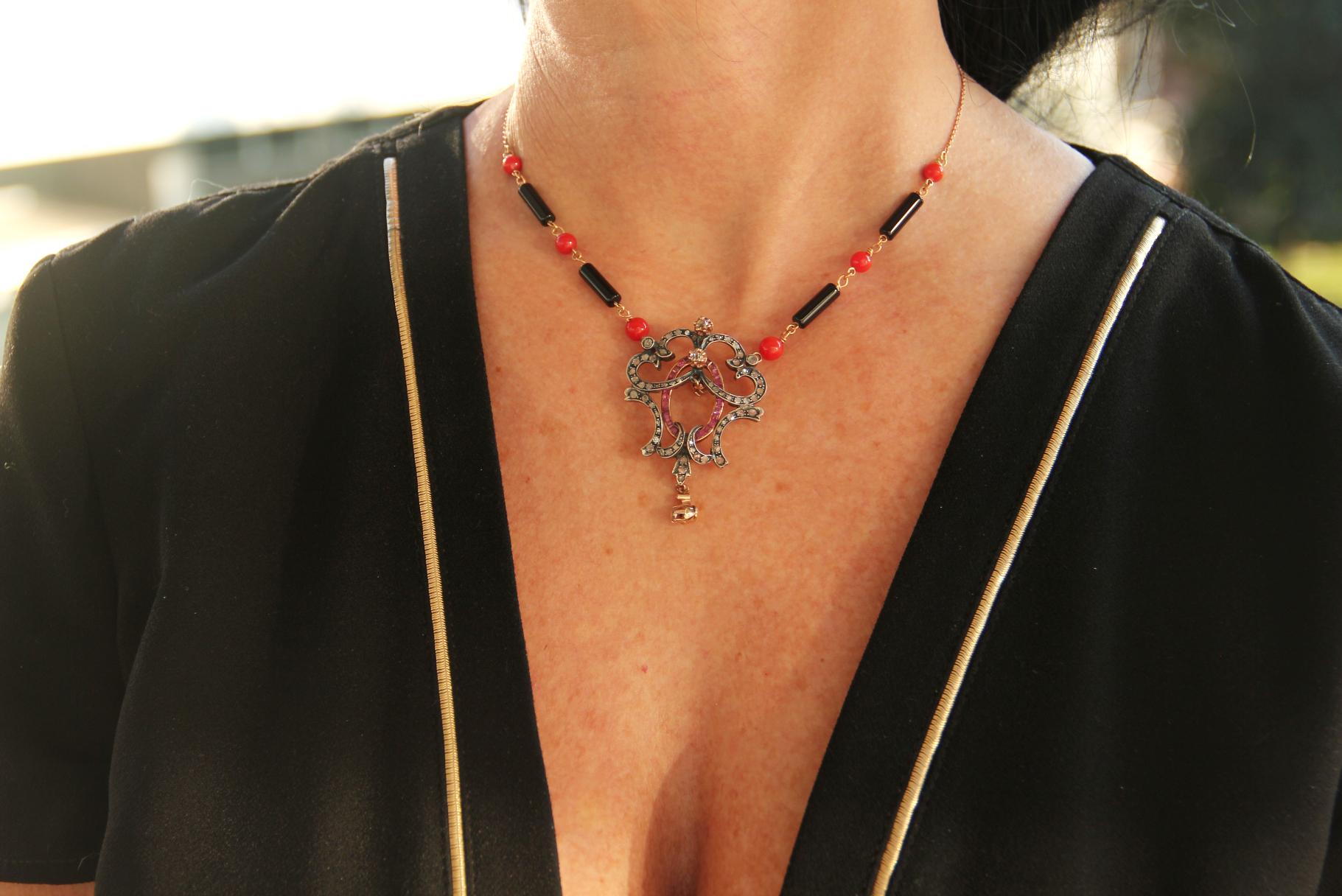 Collana artigianale in corallo, oro giallo 14 carati, onice, rubino e diamanti 4