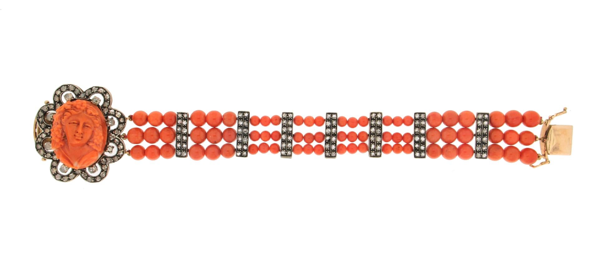 Handgefertigtes Korallenarmband aus 14 Karat Gelbgold mit Diamanten im Rosenschliff (Kunsthandwerker*in) im Angebot