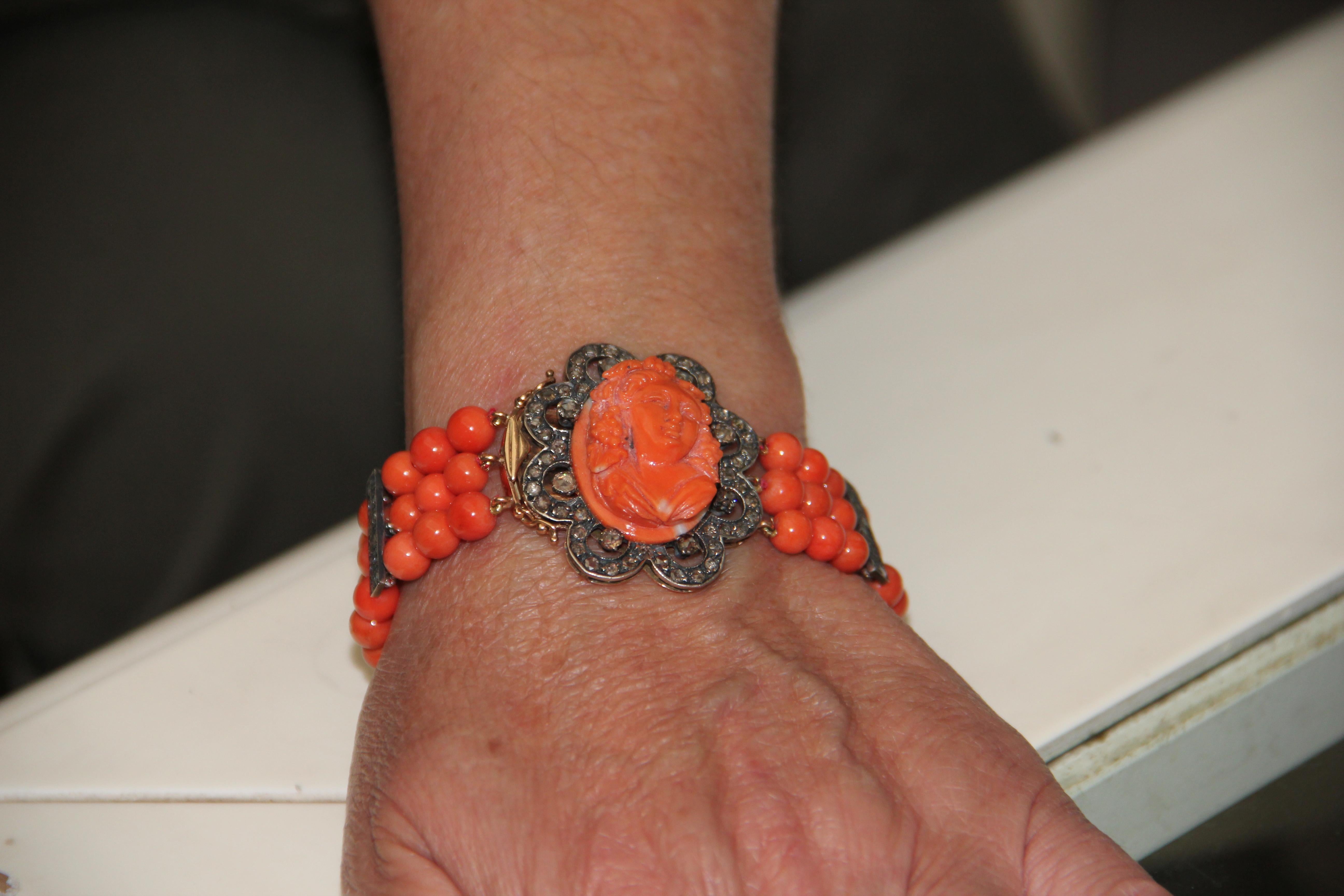 Handgefertigtes Korallenarmband aus 14 Karat Gelbgold mit Diamanten im Rosenschliff im Angebot 2