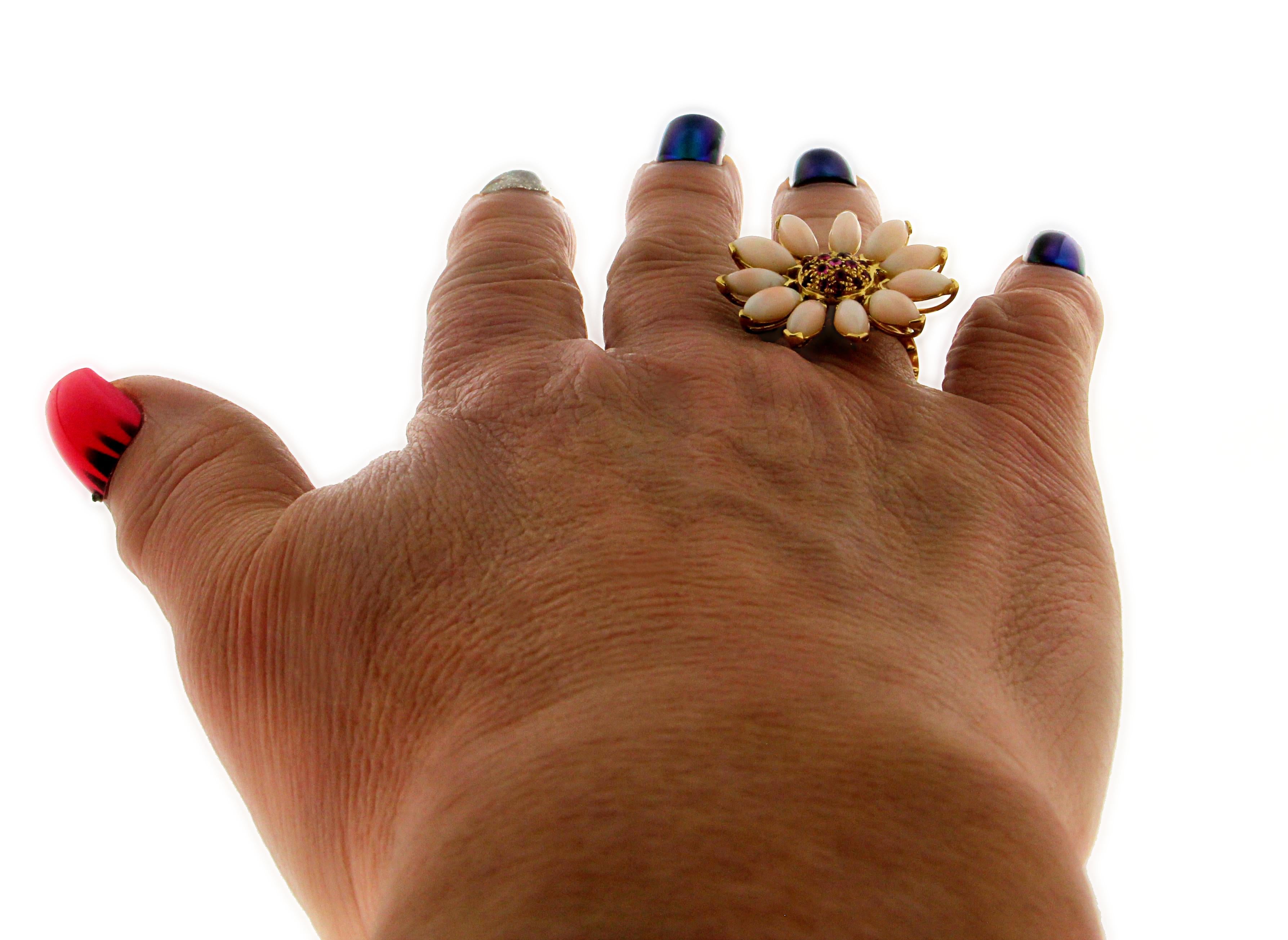 Bague cocktail artisanale en corail et or jaune 14 carats avec rubis en vente 4