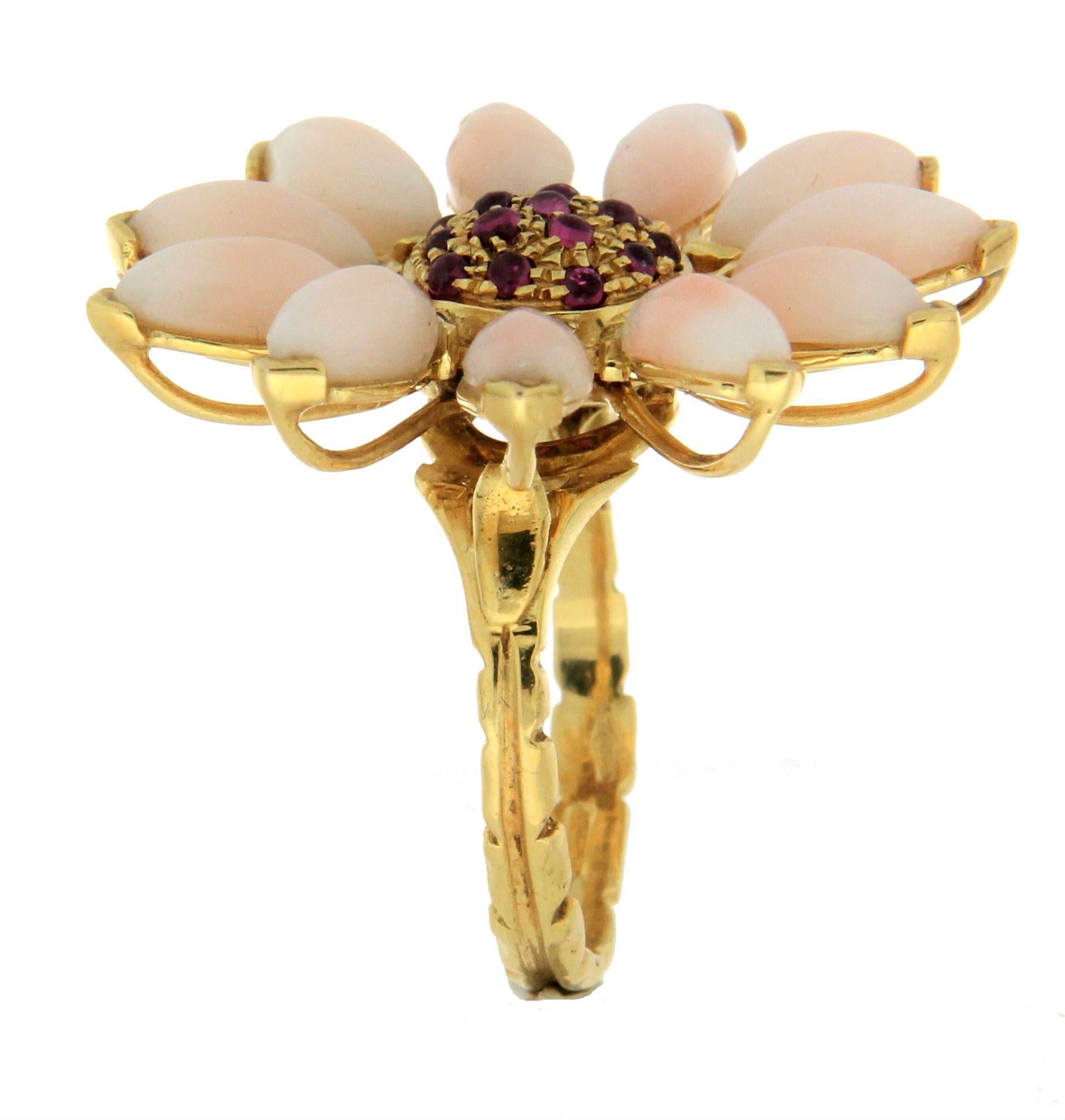 Handcraft Coral 14 Karat Yellow Gold Ruby Cocktail Ring In New Condition For Sale In Marcianise, IT