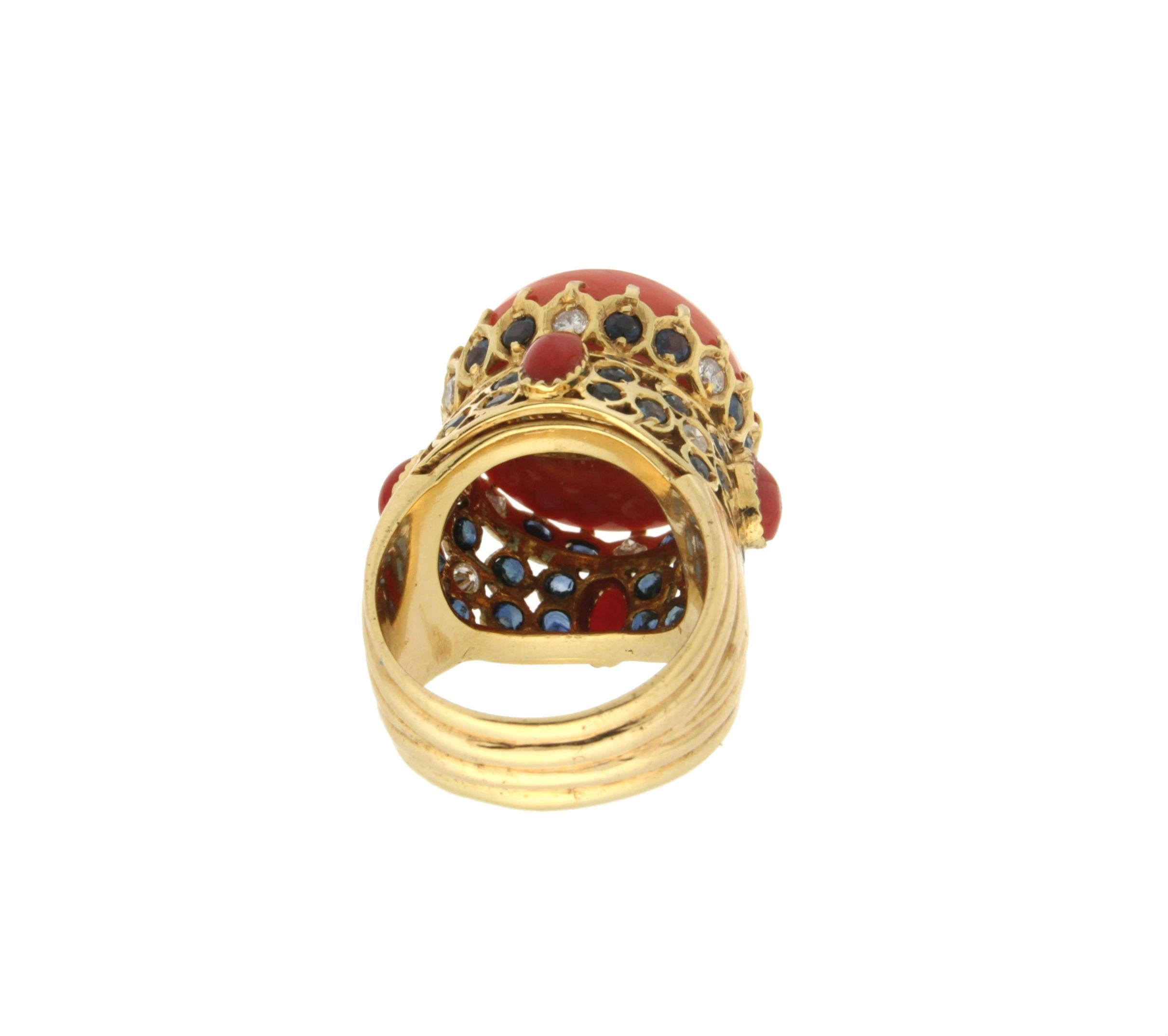 Handcraft Coral 14 Karat Yellow Gold Sapphires Diamonds Cocktail Ring In New Condition In Marcianise, IT