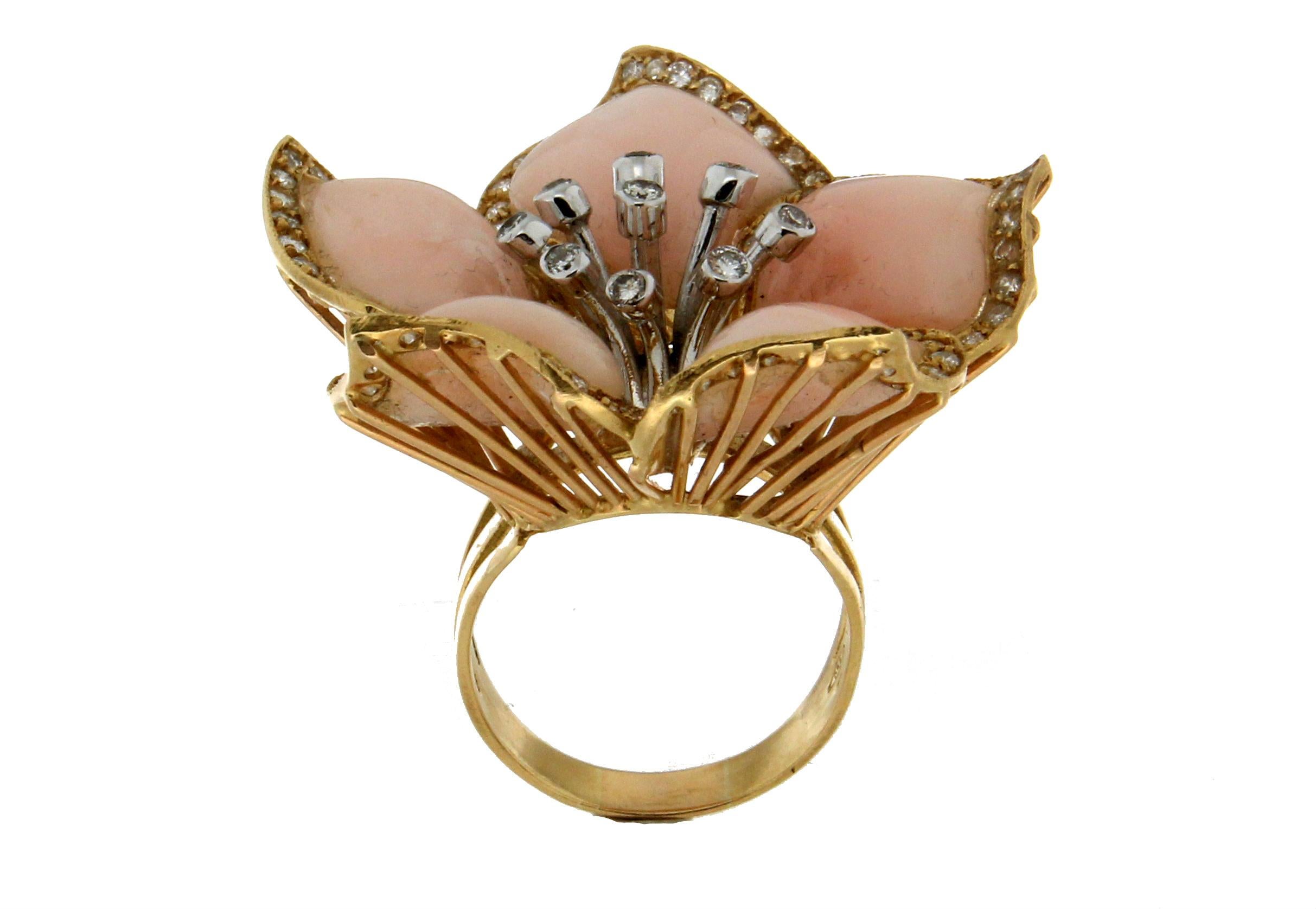 Handcraft Coral 18 Karat Gold Diamonds Flower Cocktail Ring In New Condition For Sale In Marcianise, IT