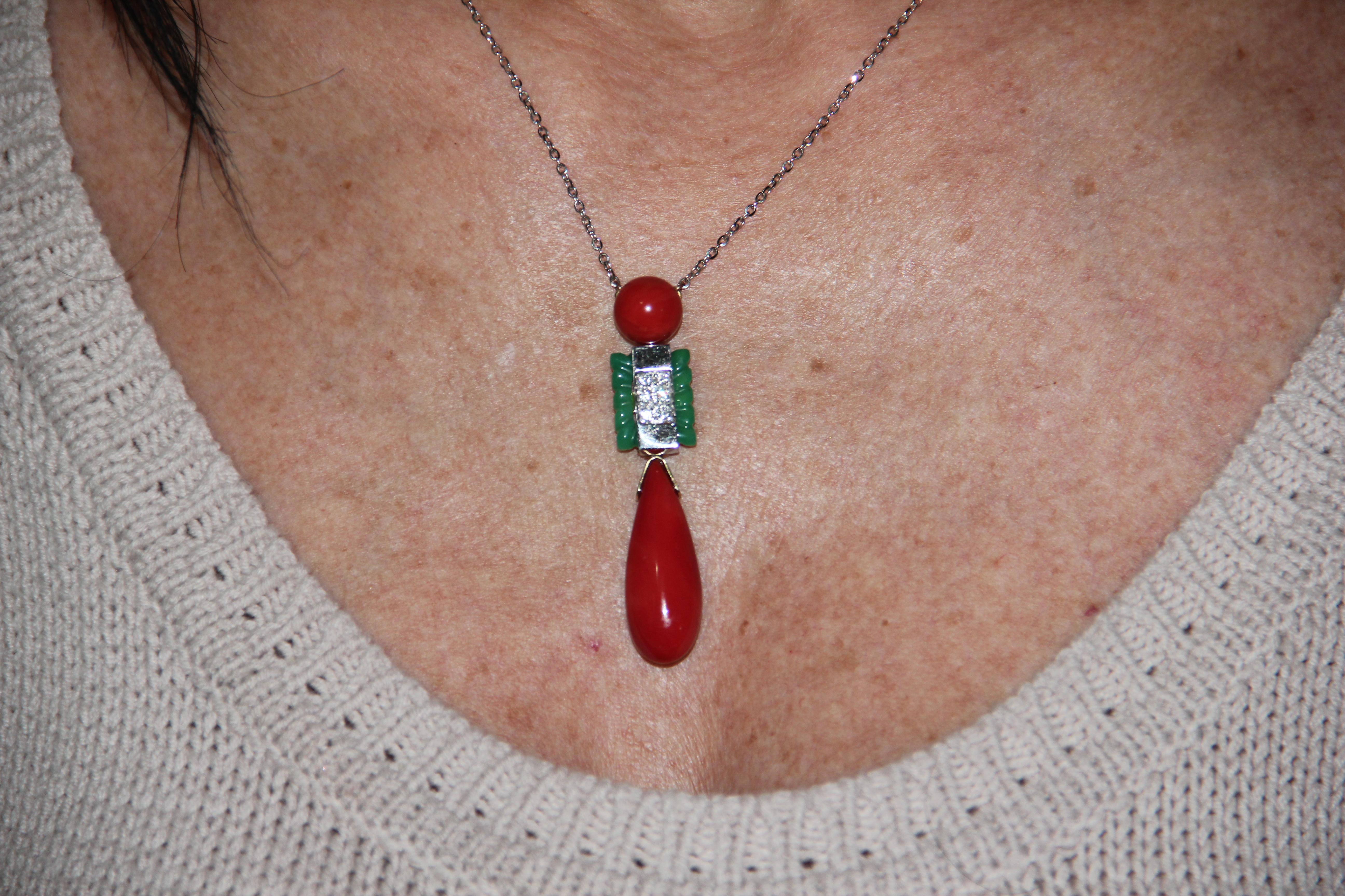 Artigiano Collana di corallo artigianale in oro bianco e giallo 18 carati con giada e diamanti in vendita