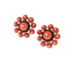 Orecchini artigianali di corallo in oro bianco e giallo 18 carati con diamanti e onice