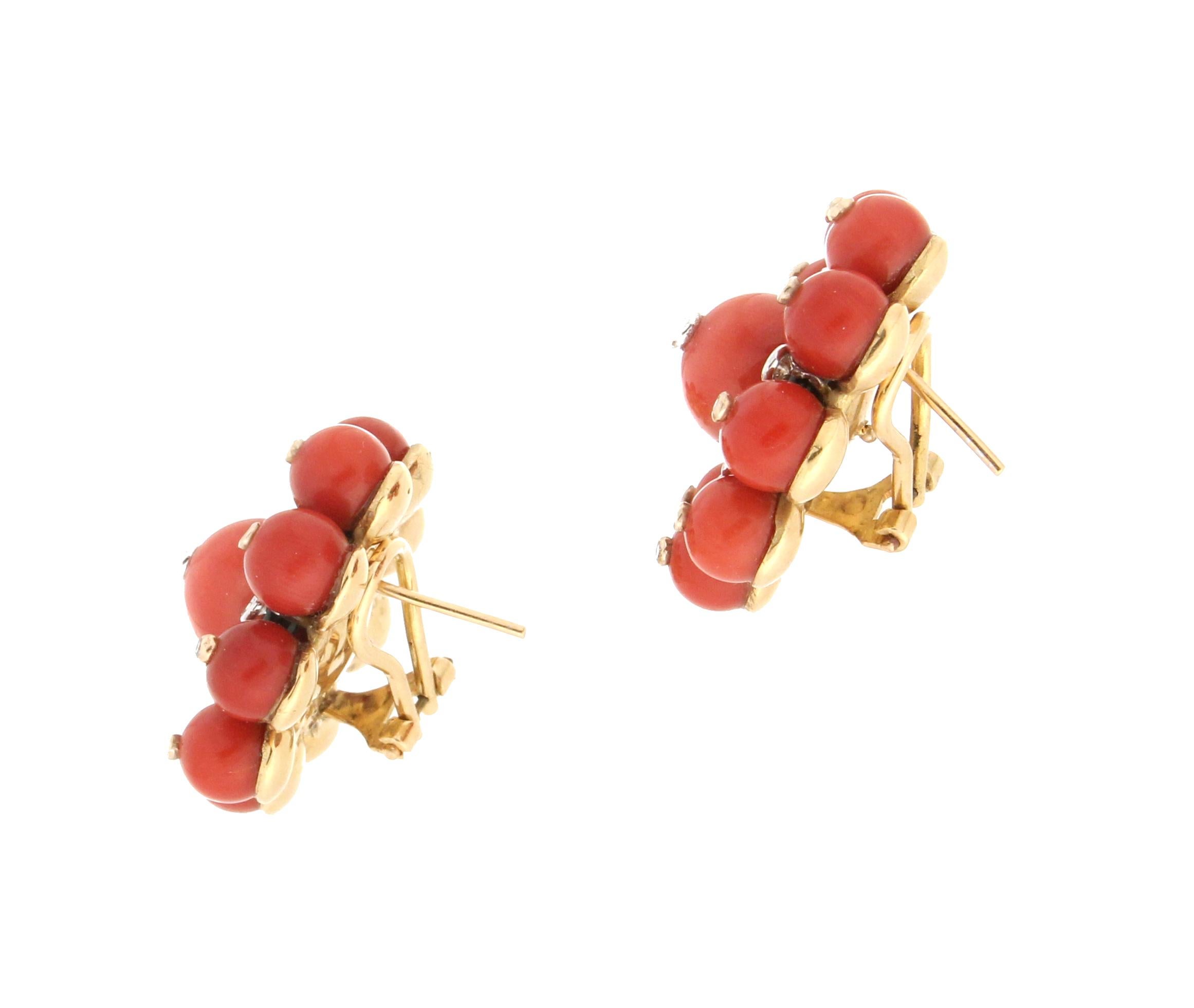 Artisan Handcraft Coral 18 Karat White and Yellow Gold Onyx Diamonds Stud Earrings For Sale