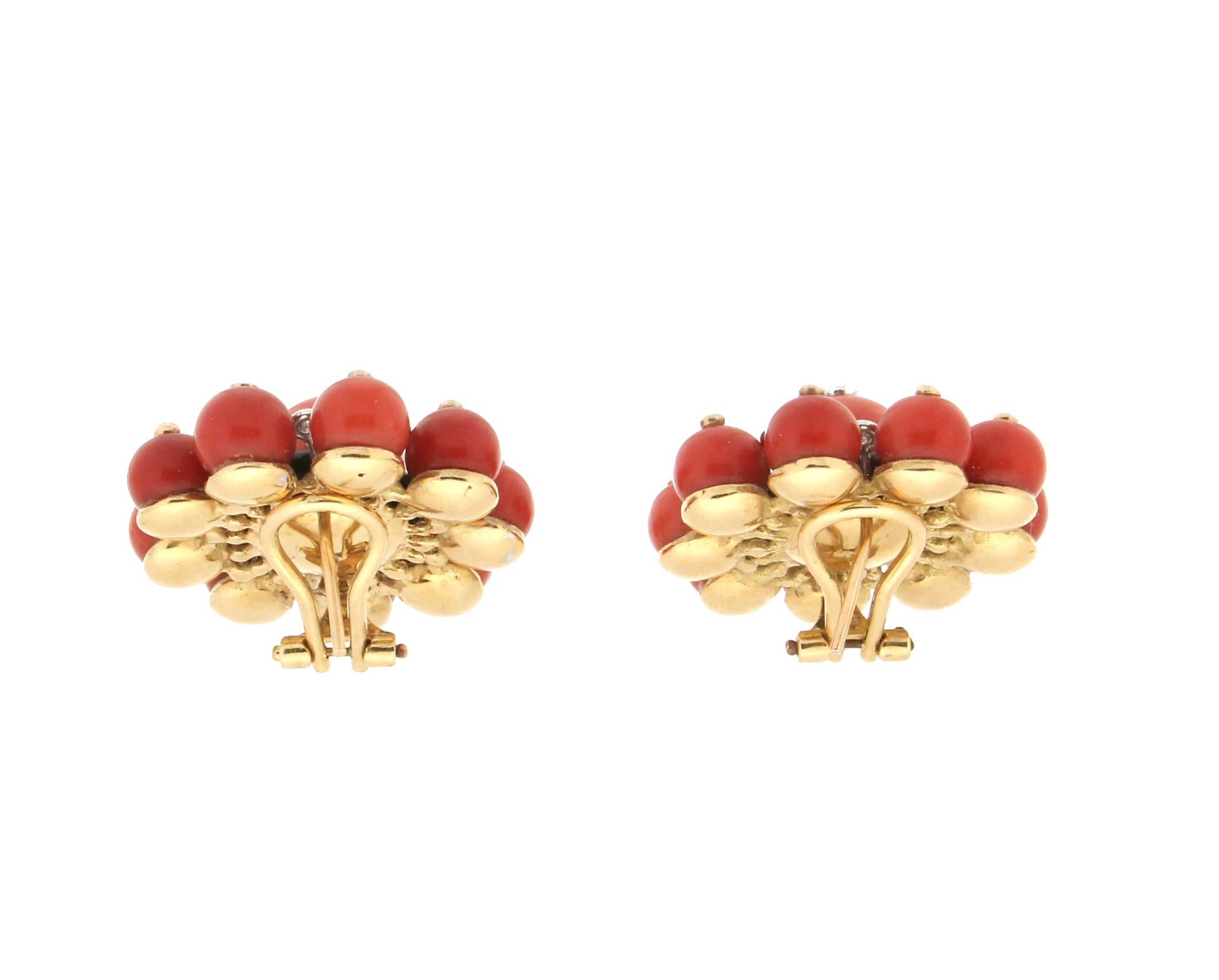 Handcraft Coral 18 Karat White and Yellow Gold Onyx Diamonds Stud Earrings In New Condition For Sale In Marcianise, IT