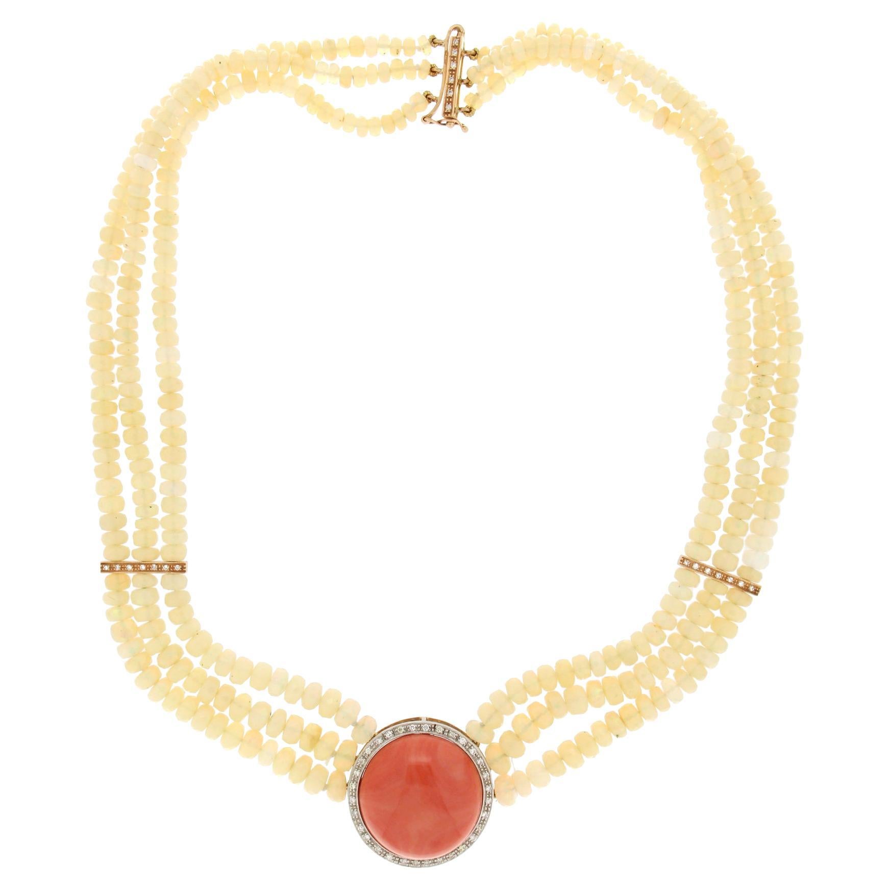 Halskette mit Anhänger aus Koralle, 18 Karat Weiß- und Gelbgold mit Opalen und Diamanten