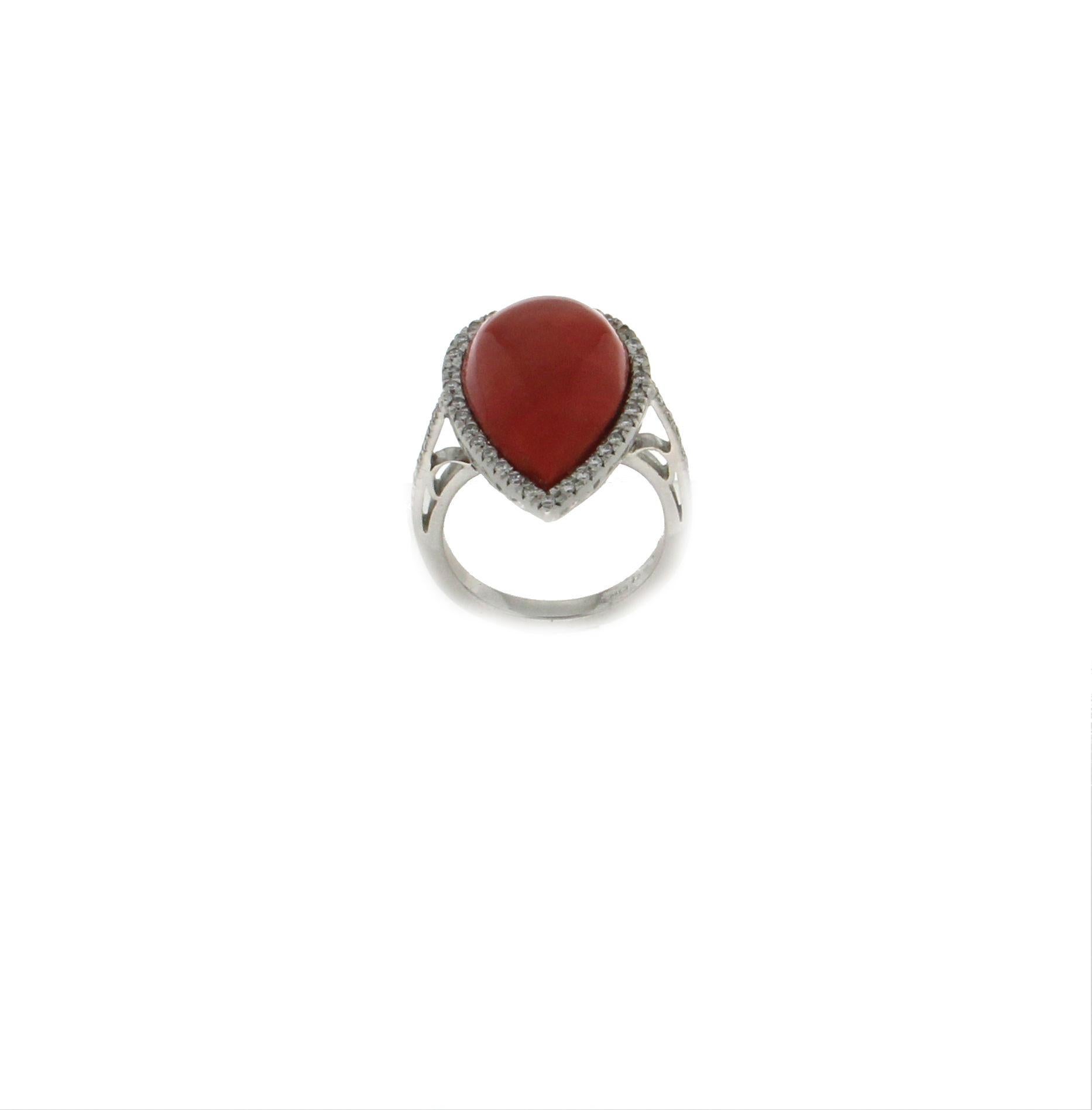 For any problems related to some materials contained in the items that do not allow shipping and require specific documents that require a particular period, please contact the seller with a private message to solve the problem.
18 karat white gold