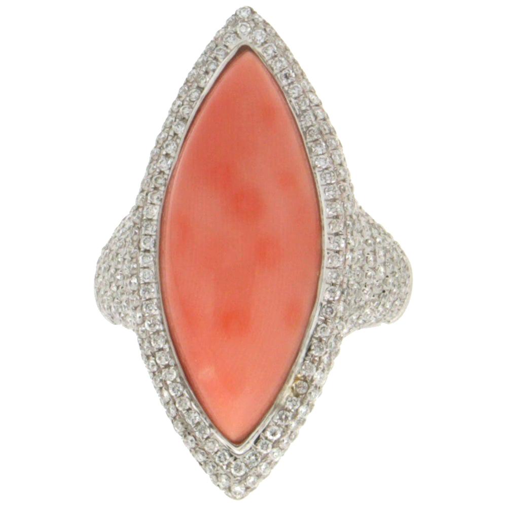 Bague cocktail en corail et or blanc 18 carats avec diamants, fabrication artisanale