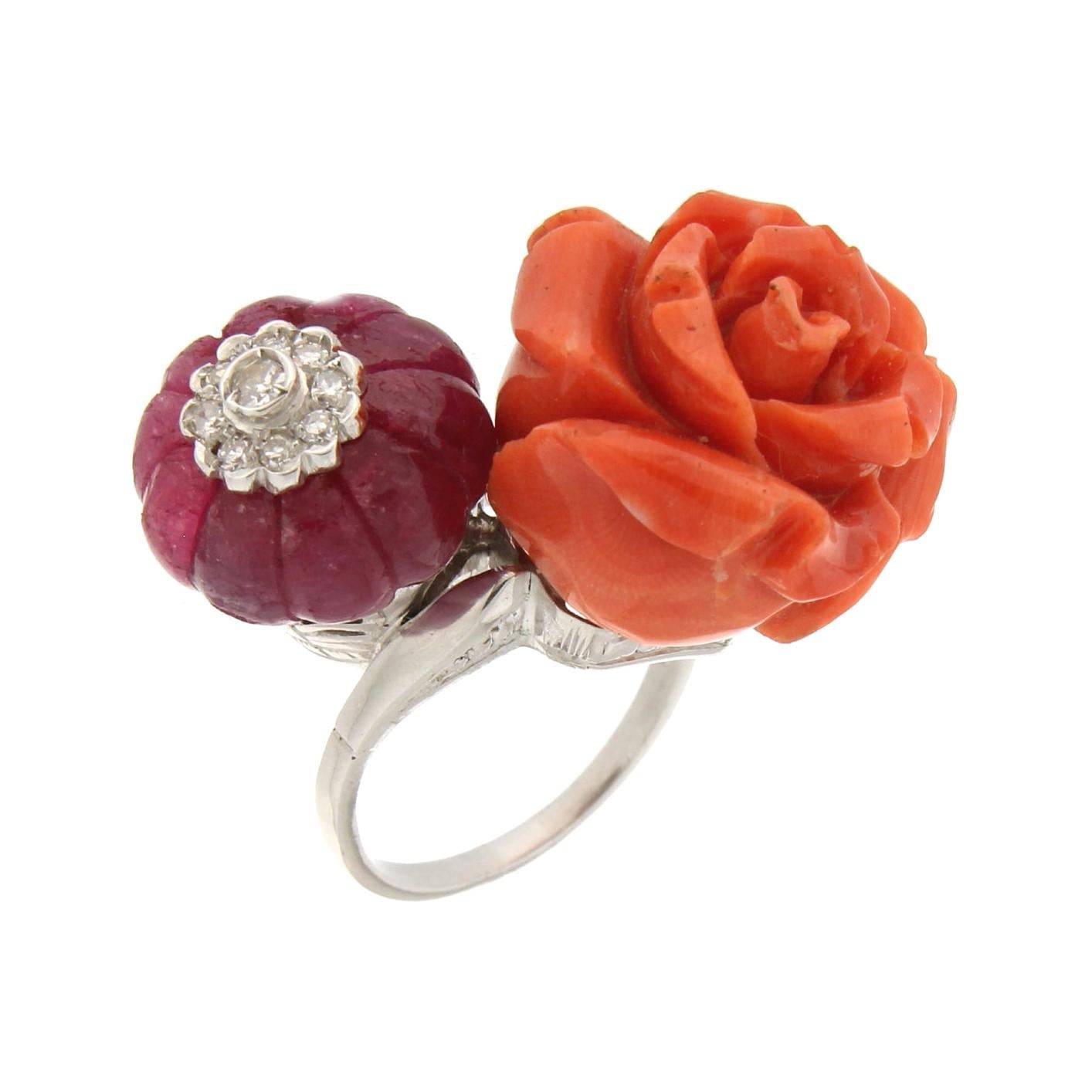 Anillo de cóctel artesanal de coral y diamantes en oro blanco de 18 quilates