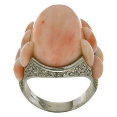 Anillo de cóctel artesanal de coral y diamantes en oro blanco de 18 quilates