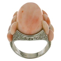 Bague cocktail artisanale en corail et or blanc 18 carats avec diamants