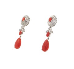 Orecchini a goccia in corallo artigianale in oro bianco 18 carati con diamanti