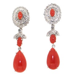 Boucles d'oreilles en goutte en or blanc 18 carats avec corail et diamants, fabrication artisanale