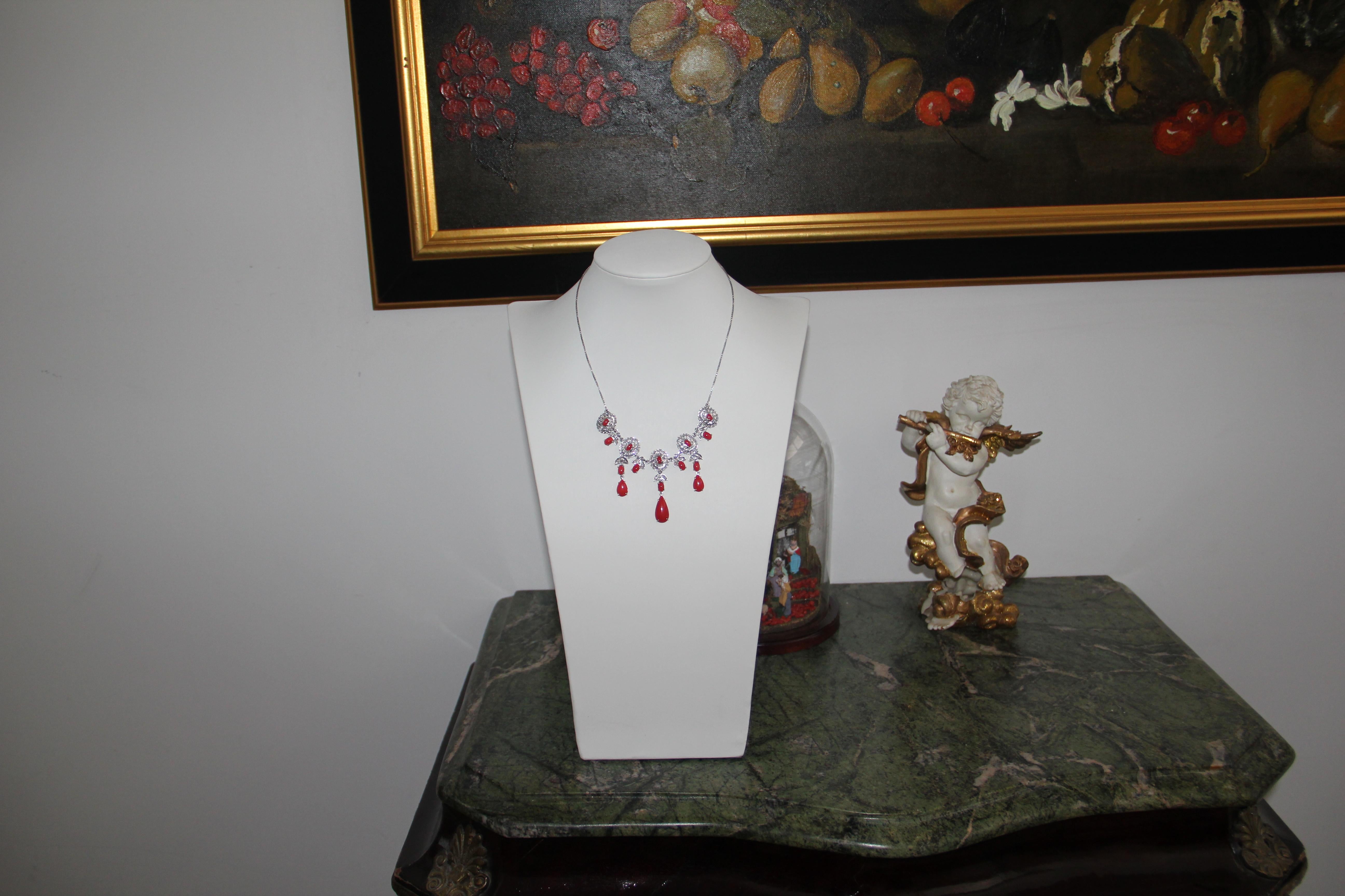 Collier en goutte artisanal en corail, or blanc 18 carats et diamants Pour femmes en vente