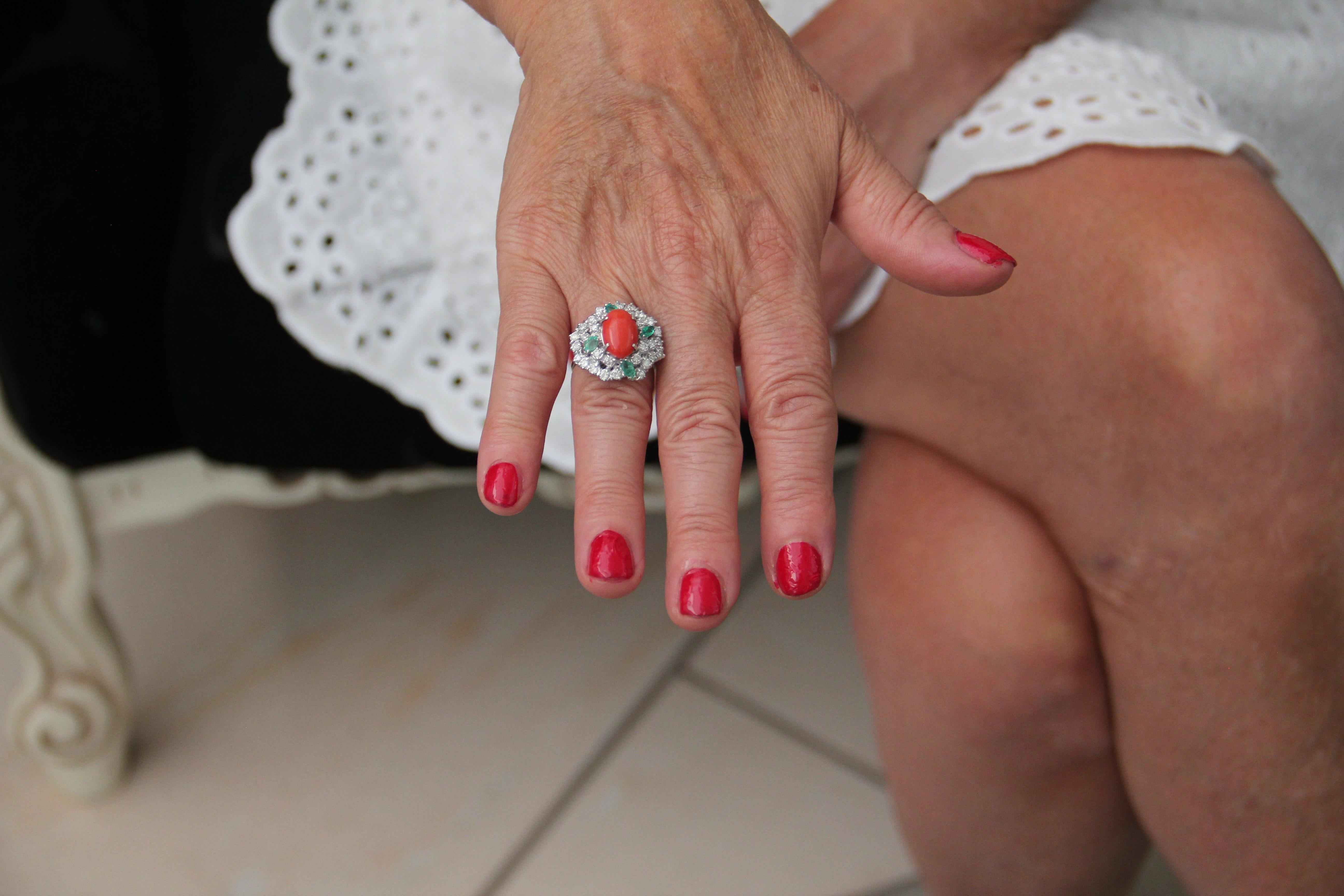 Anillo Cóctel Coral Artesanal Oro Blanco 18 Kilates Diamantes Esmeralda en venta 4