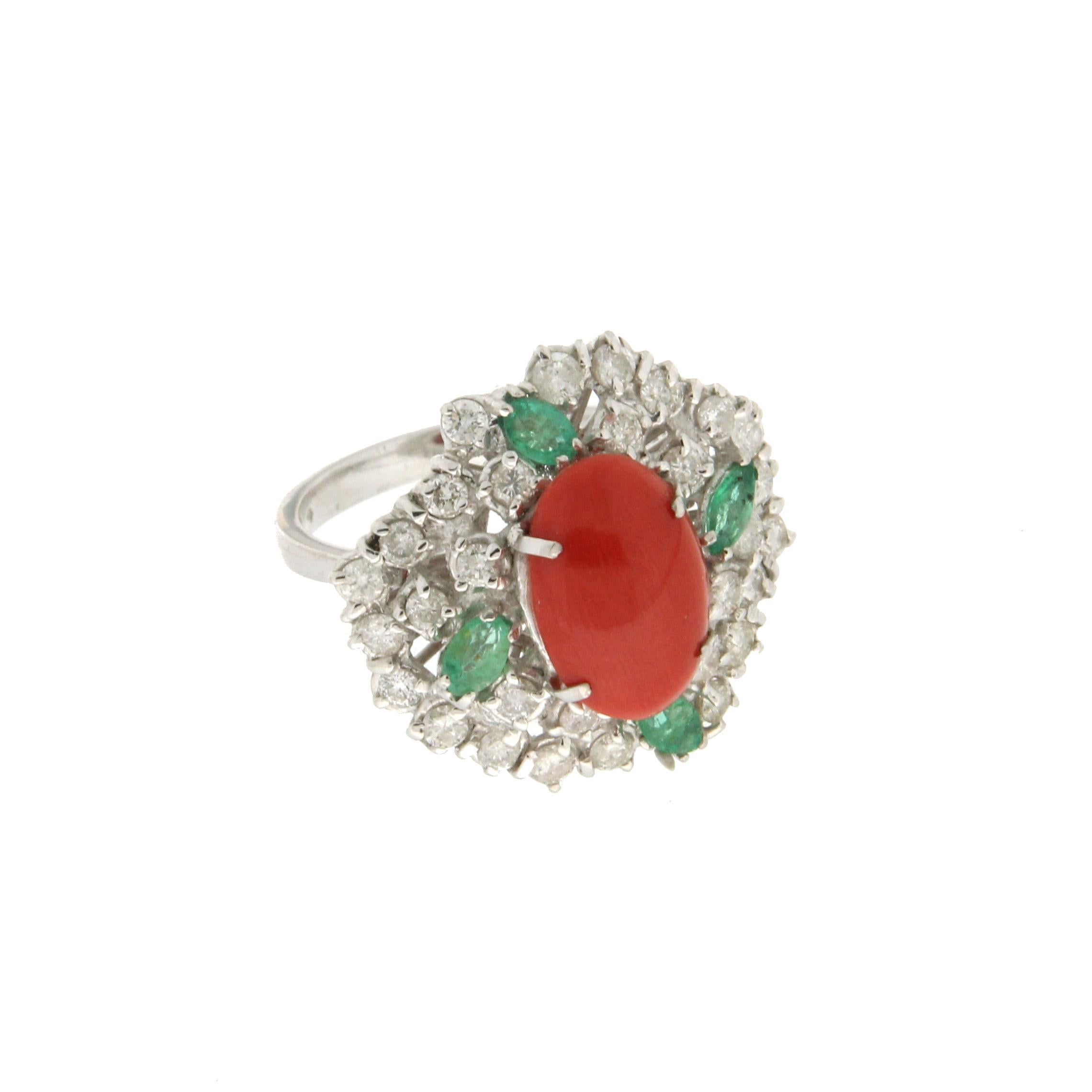 Anillo Cóctel Coral Artesanal Oro Blanco 18 Kilates Diamantes Esmeralda Artesano en venta