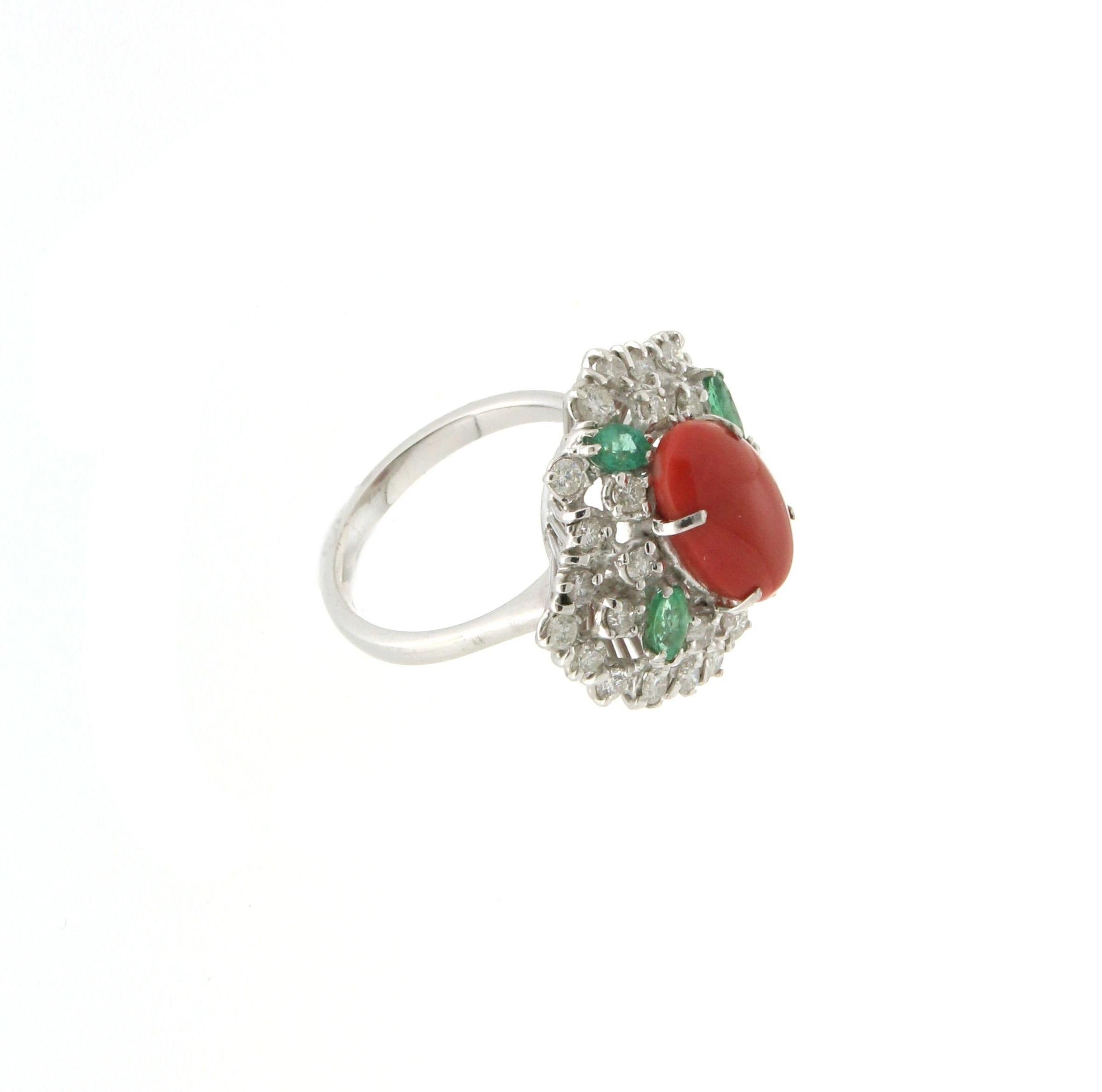 Anillo Cóctel Coral Artesanal Oro Blanco 18 Kilates Diamantes Esmeralda Corte esmeralda en venta