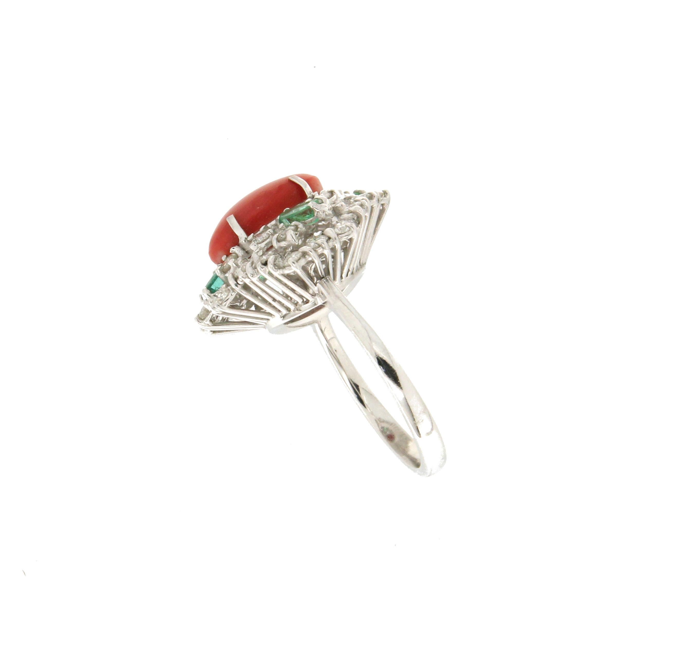 Anillo Cóctel Coral Artesanal Oro Blanco 18 Kilates Diamantes Esmeralda en Nuevo estado para la venta en Marcianise, IT