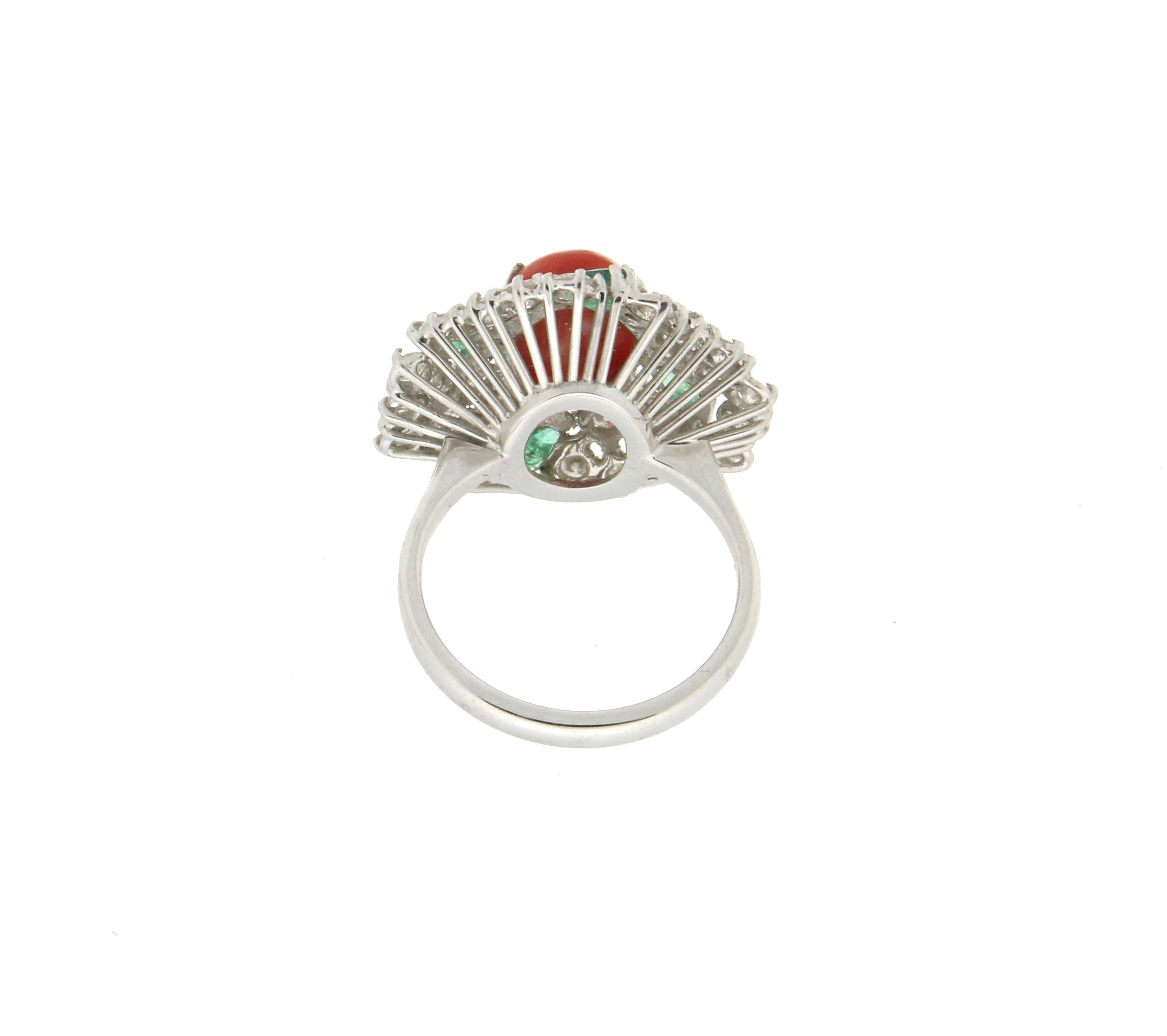 Femenino o masculino Anillo Cóctel Coral Artesanal Oro Blanco 18 Kilates Diamantes Esmeralda en venta