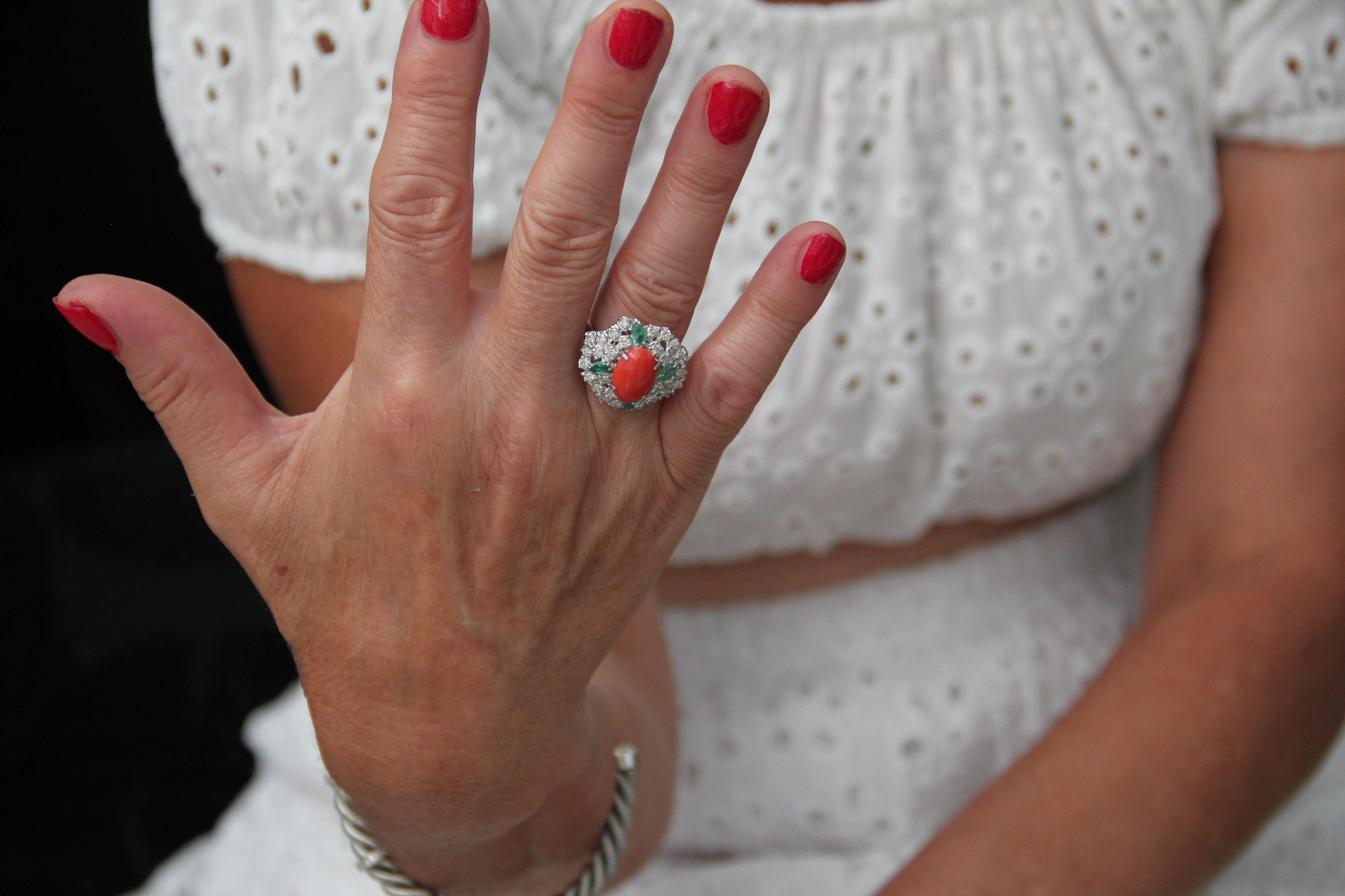 Anillo Cóctel Coral Artesanal Oro Blanco 18 Kilates Diamantes Esmeralda en venta 2