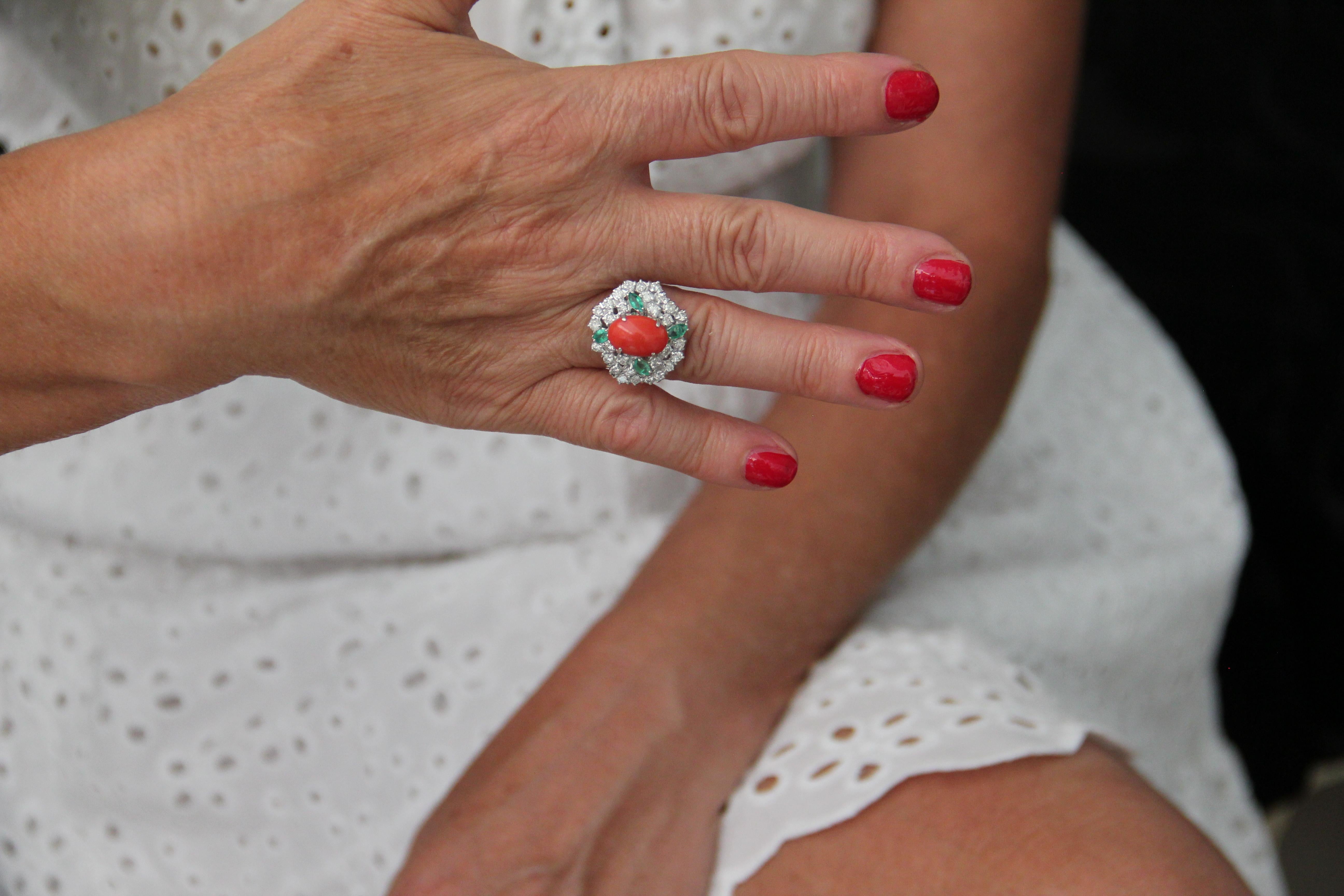 Anillo Cóctel Coral Artesanal Oro Blanco 18 Kilates Diamantes Esmeralda en venta 3