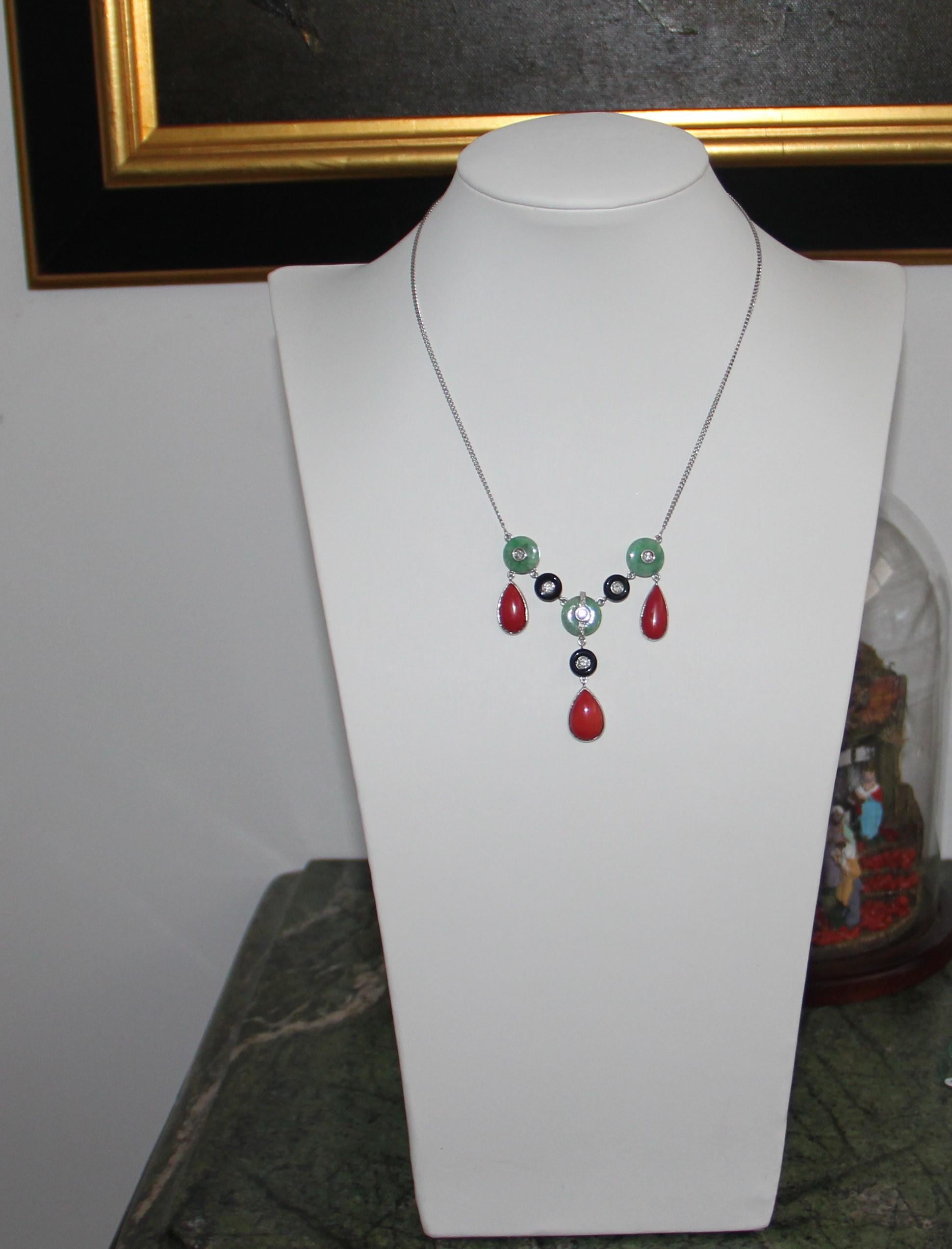 Collana artigianale in corallo, oro bianco 18 carati, diamanti, onice e giada in vendita 1