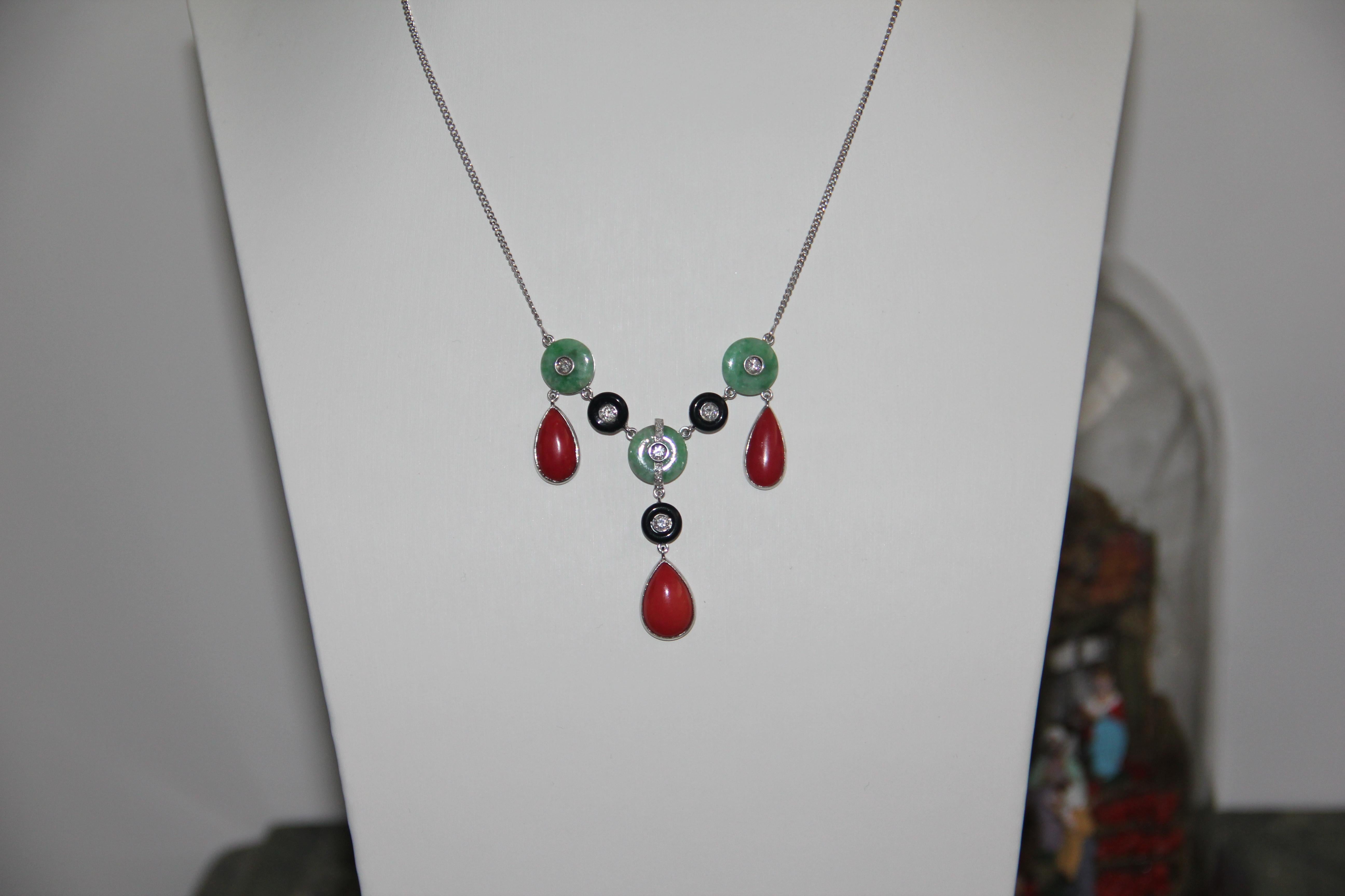 Collana artigianale in corallo, oro bianco 18 carati, diamanti, onice e giada in vendita 2