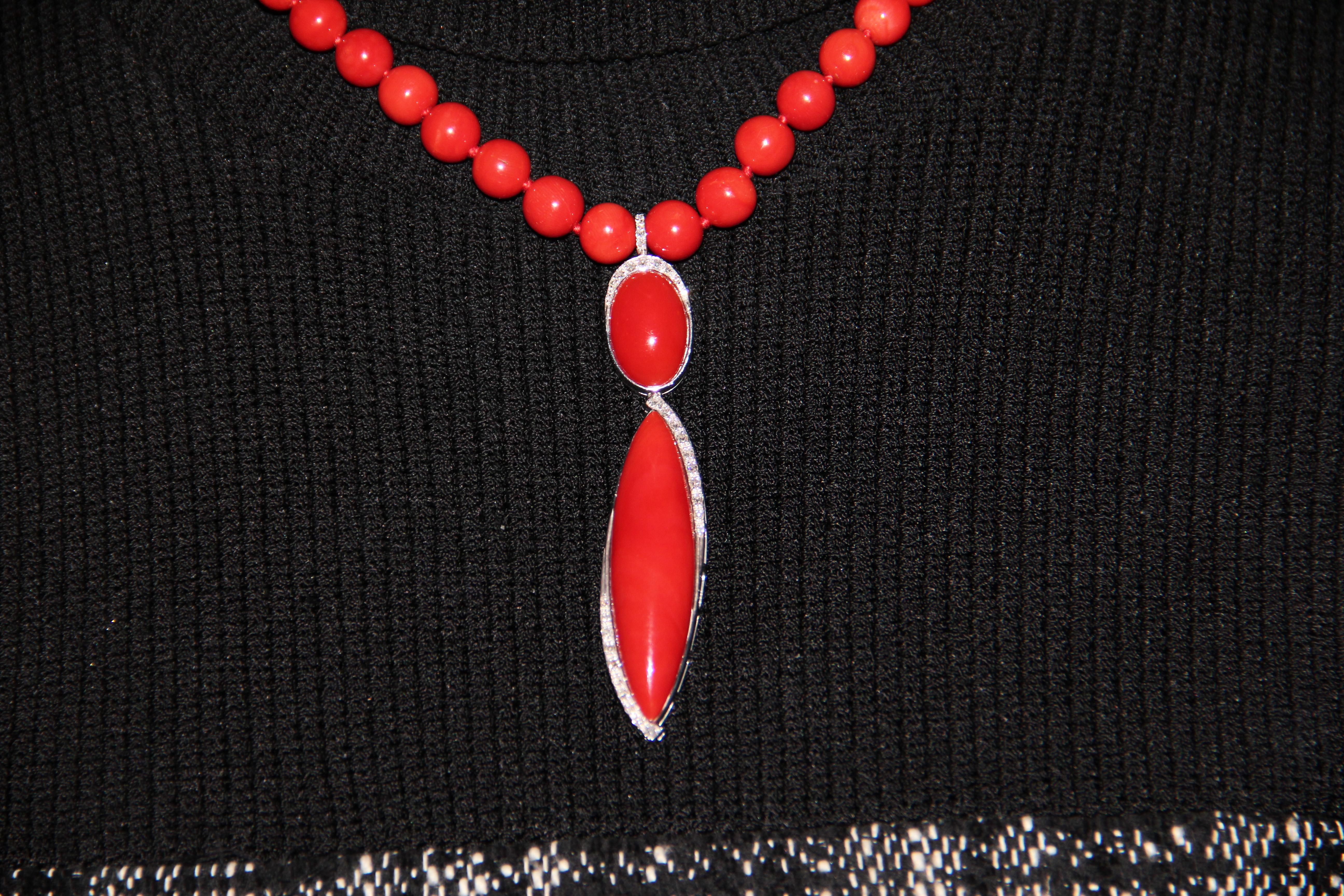 Collier pendentif corail en or blanc 18 carats avec diamants Handcraft en vente 2