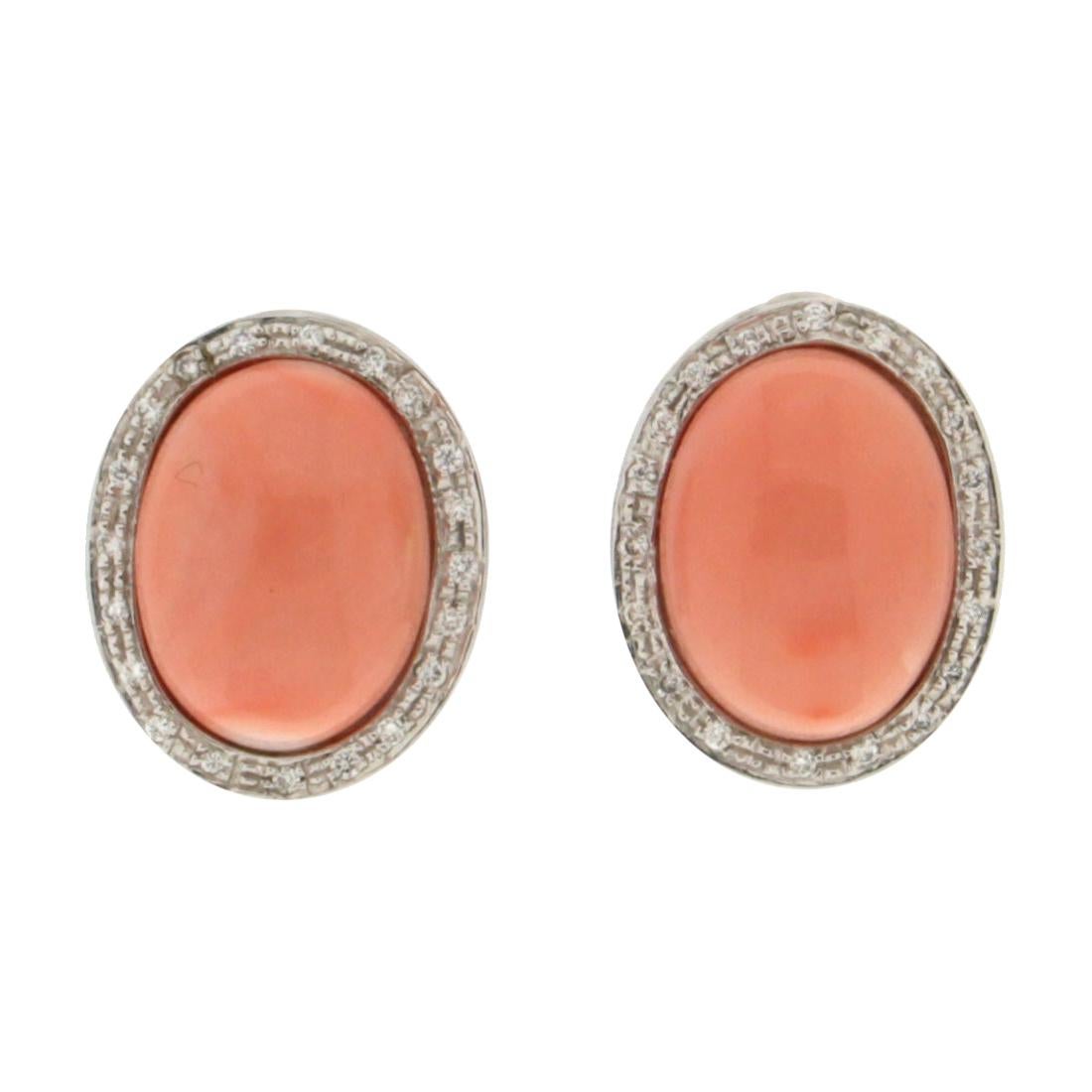 Clous d'oreilles artisanaux en corail et or blanc 18 carats avec diamants