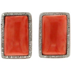 Clous d'oreilles artisanaux en corail et or blanc 18 carats avec diamants